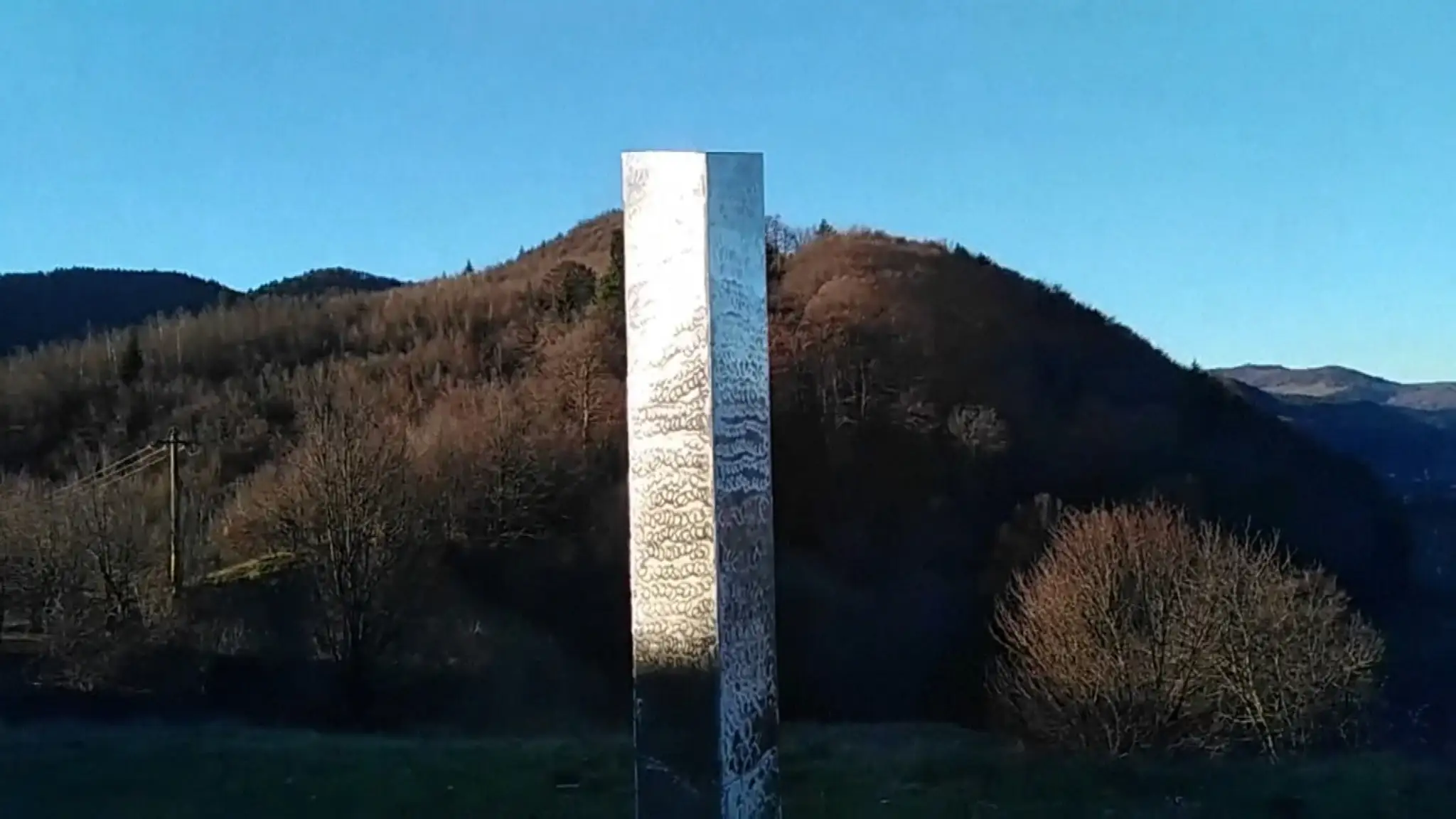 Kukláči počas zásahu v sídle Penty.