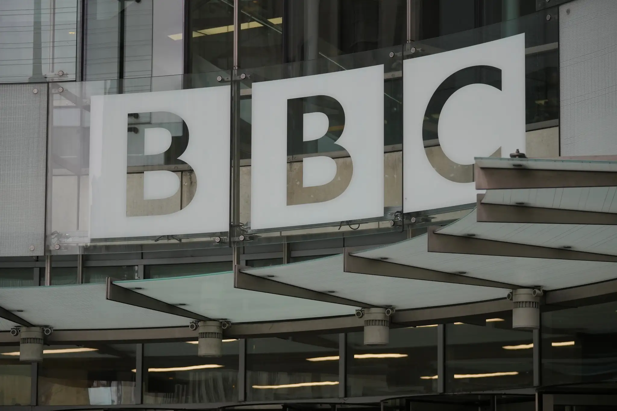 Na snímke sídlo BBC v Londýne v pondelok 10. novembra 2025.