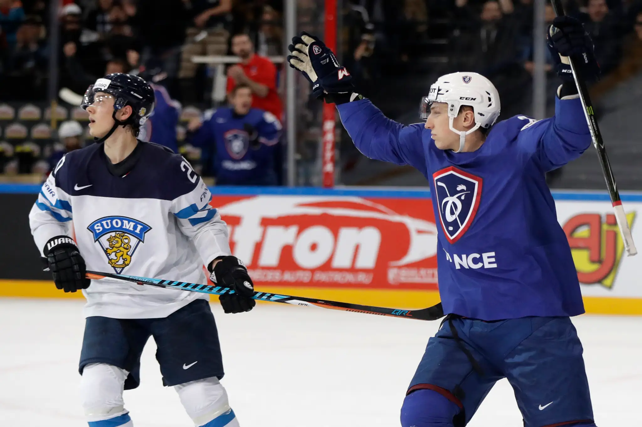 Francúz Floran Douay (vpravo) jasá po góle proti Fínsku na MS 2017, na tabuľu pozerá Sebastian Aho.