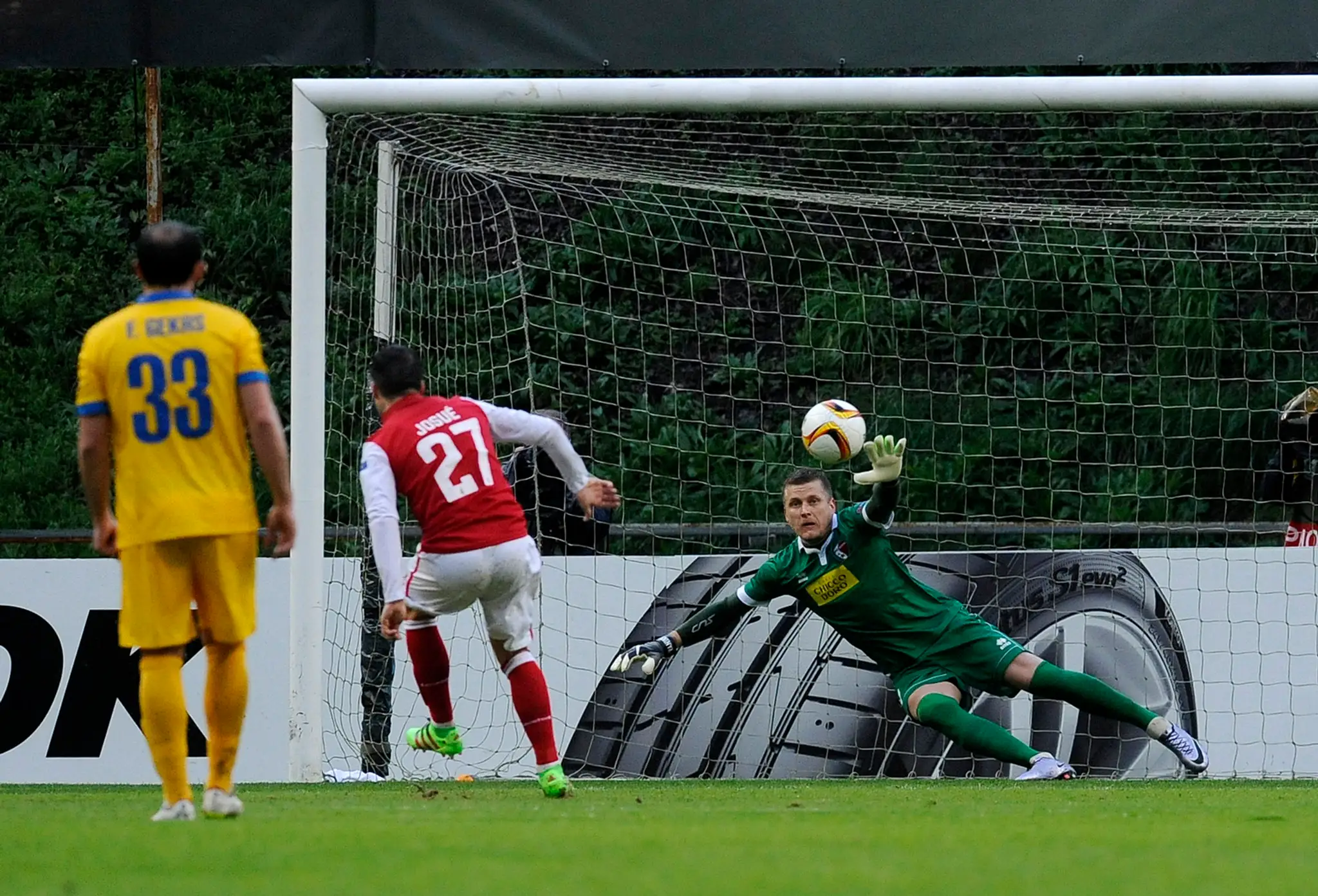 Brankár Sionu Andris Vanins (vpravo) dostáva gól z penalty z kopačky Josua z Bragy (v strede).