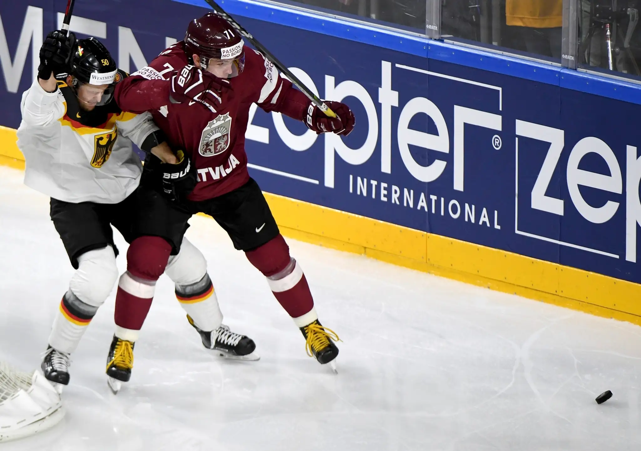 Nemec Patrick Hager (vľavo) sa snaží v dueli MS 2017 predrať cez Robertsa Bukartsa z Lotyšska.