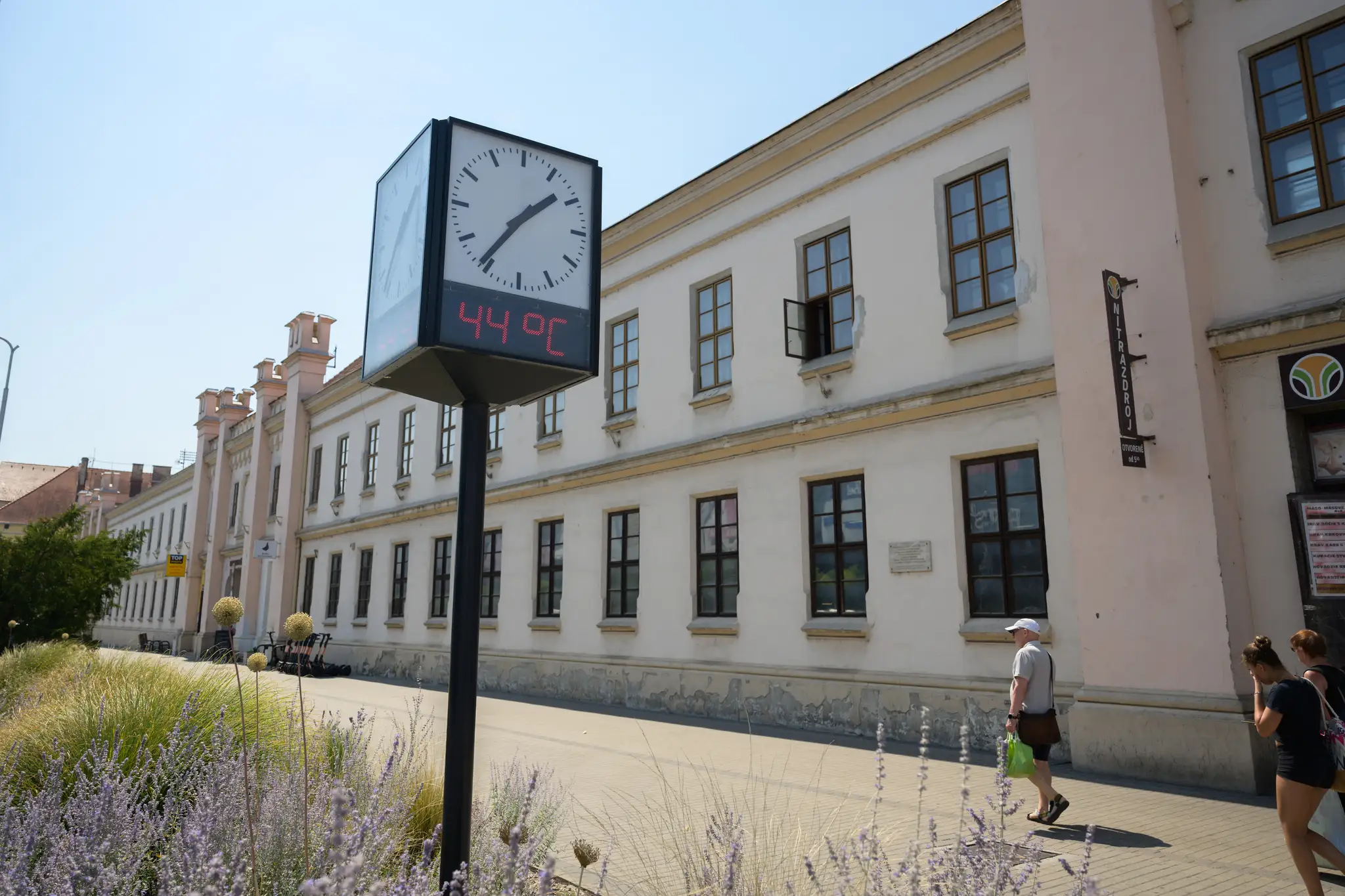 Na snímke teplomer ukazuje 44 stupňov Celzia v centre Nitry vo štvrtok 6. augusta 2026. 