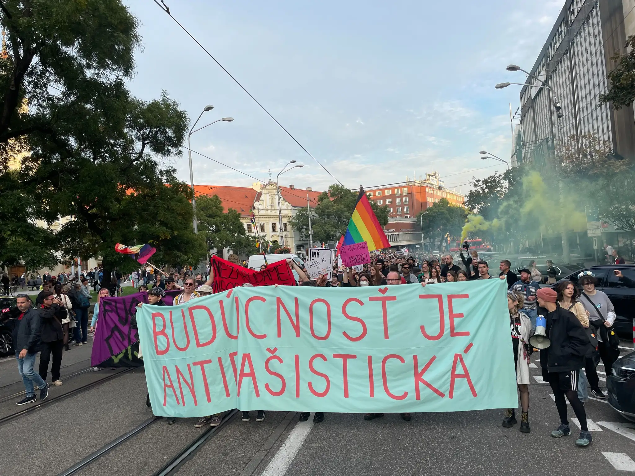 Pochod Zostávame v uliciach.