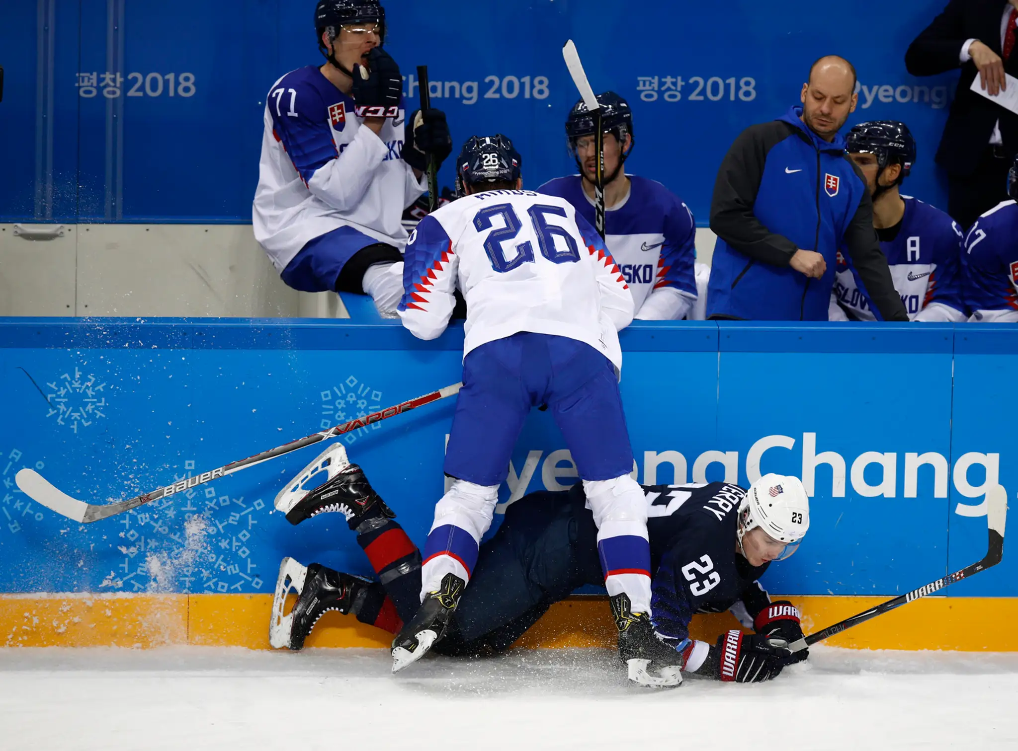 Juraj Mikuš narazil pred našou striedačkou o mantinel Američana Troya Terryho v osemfinále ZOH 2018.