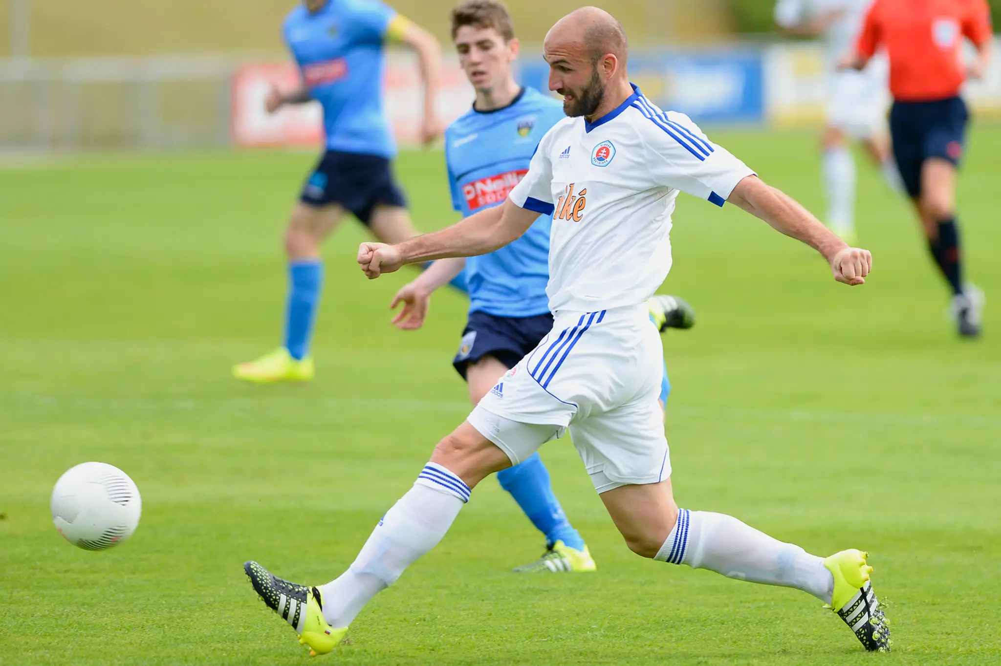 Robert Vittek (Slovan) strieľa na bránu v odvete predkola EL UEFA proti UC Dublin.
