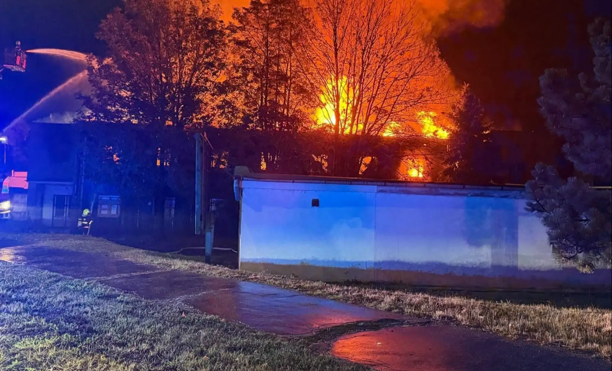 Na snímke požiar v Košiciach na Jantárovej ulici.