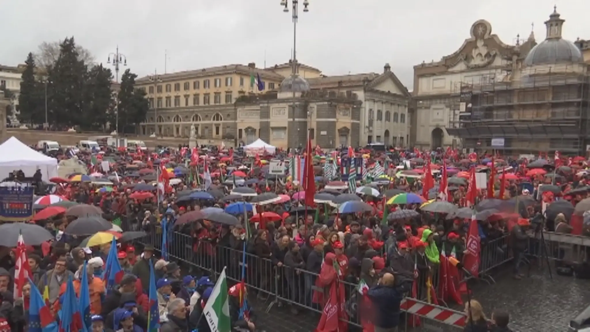 Na námestiach sa zhromaždili ľudia protestujúci proti rasizmu a fašizmu i krajná pravica. 