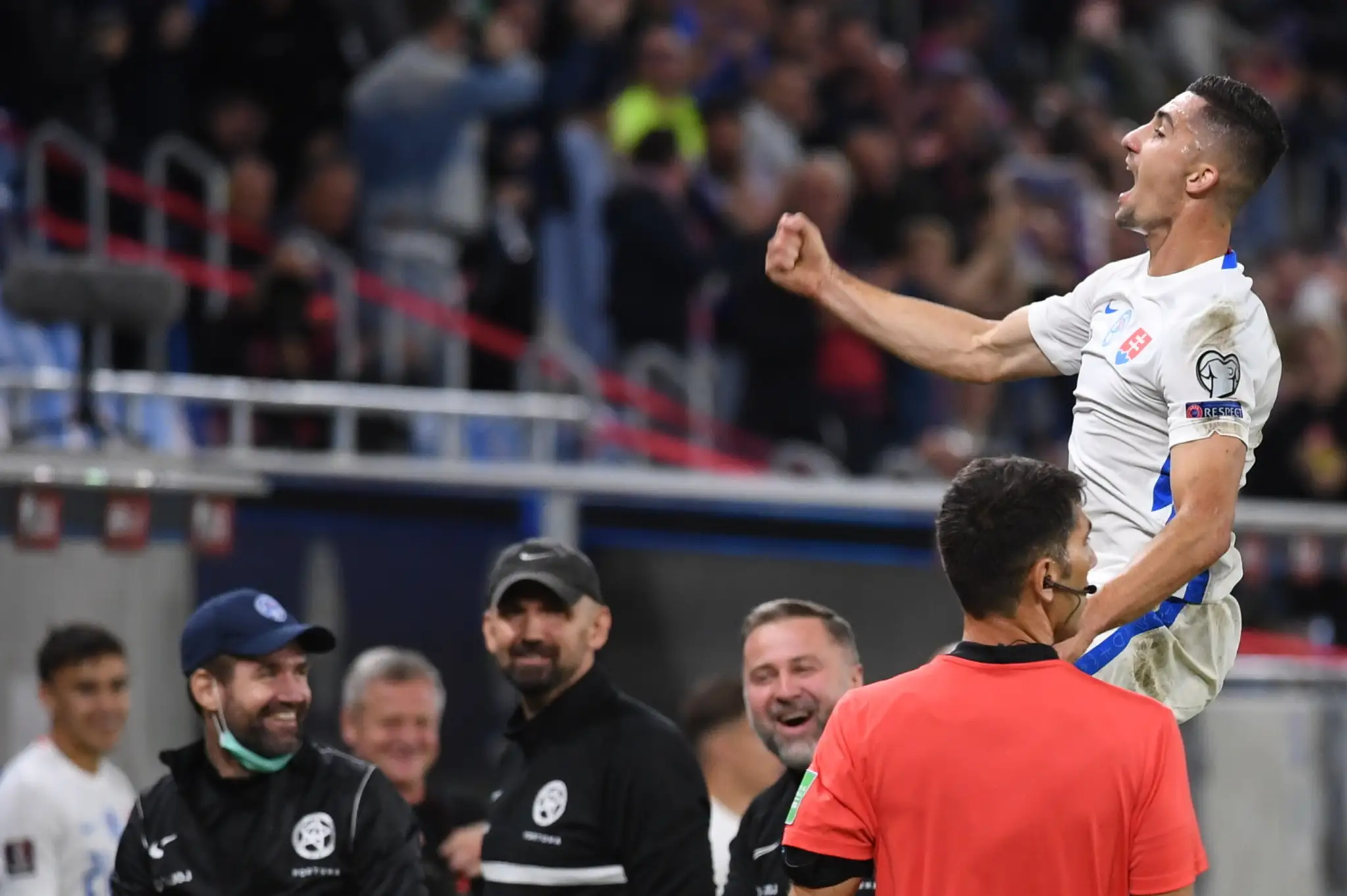 Slovenský obranca Martin Koscelník oslavuje gól v kvalifikácii MS 2022 proti Cypru.