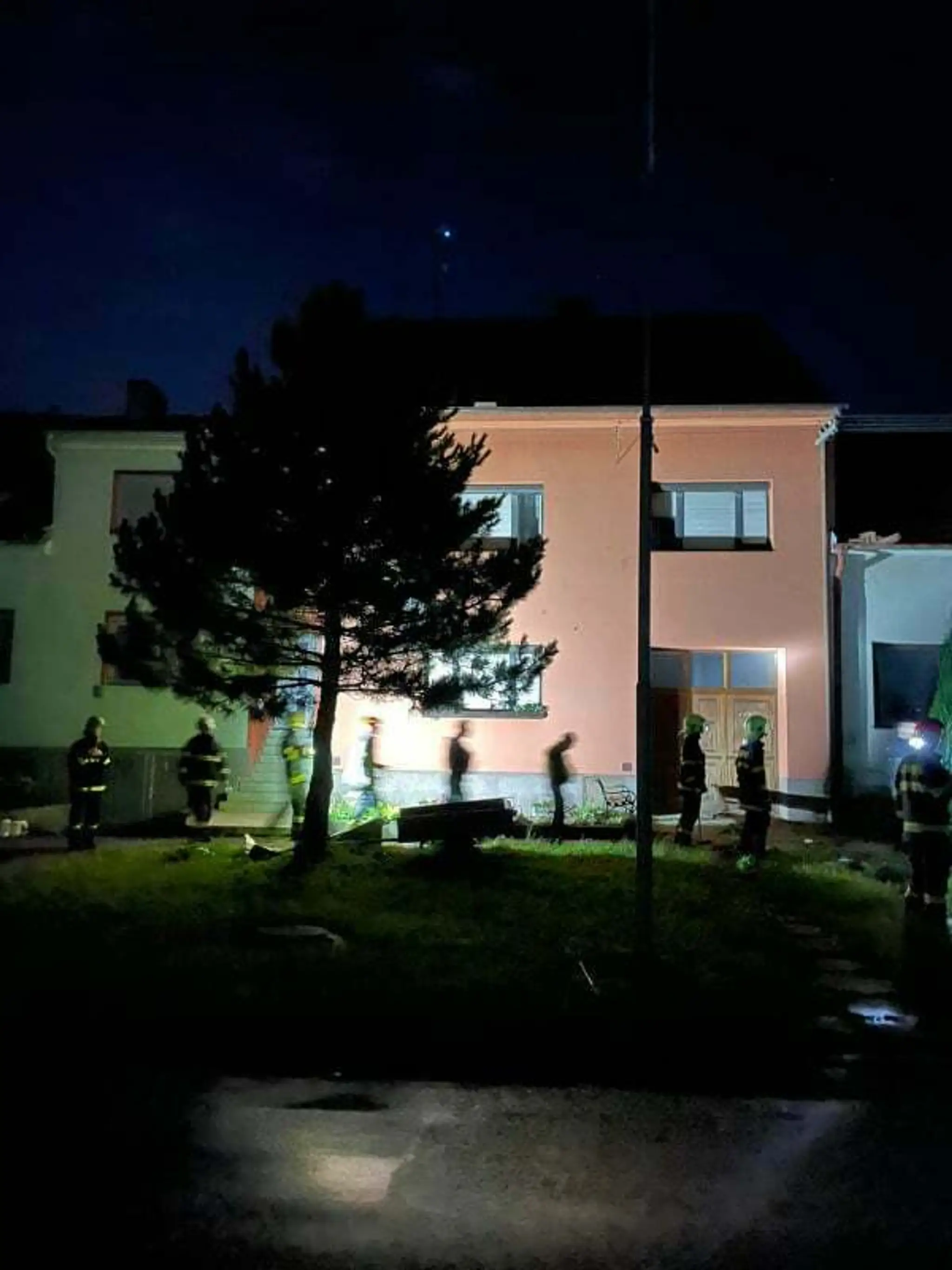 Hasiči kontrolujú domy v Moravskej Novej Vsi