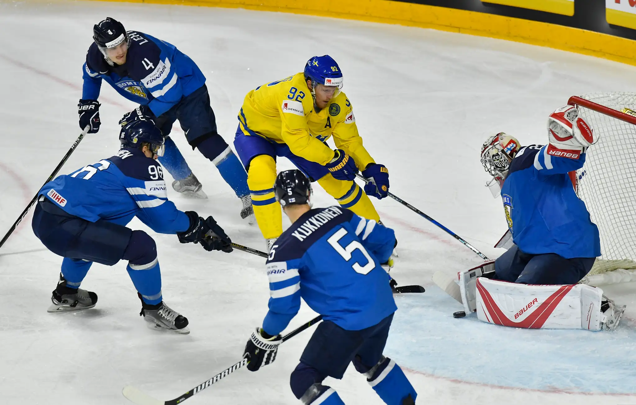 Gabriel Landeskog (v žltom) zo Švédska sa snaží prekonať fínskeho gólmana Harriho Säteriho v semifinále MS 2017.