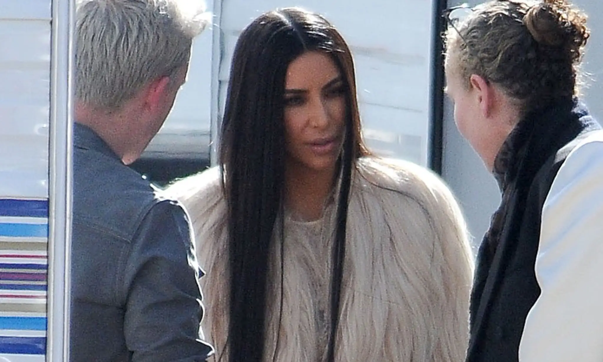 Kim Kardashian na nakrúcaní filmu. Má alebo nemá nohavičky?