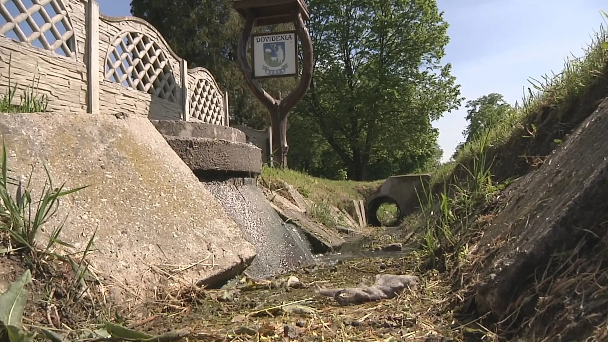 Počas pohrebov musia strpieť zápach z kanalizácie. 