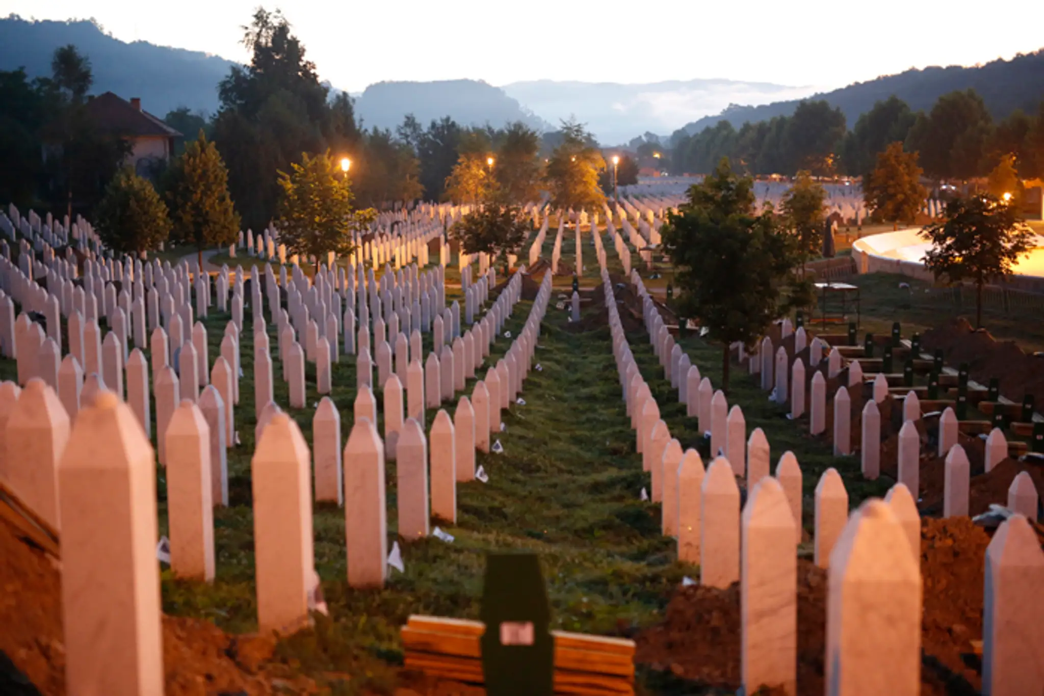 Náhrobky obetí srebrenickej masakry počas východu Slnka.