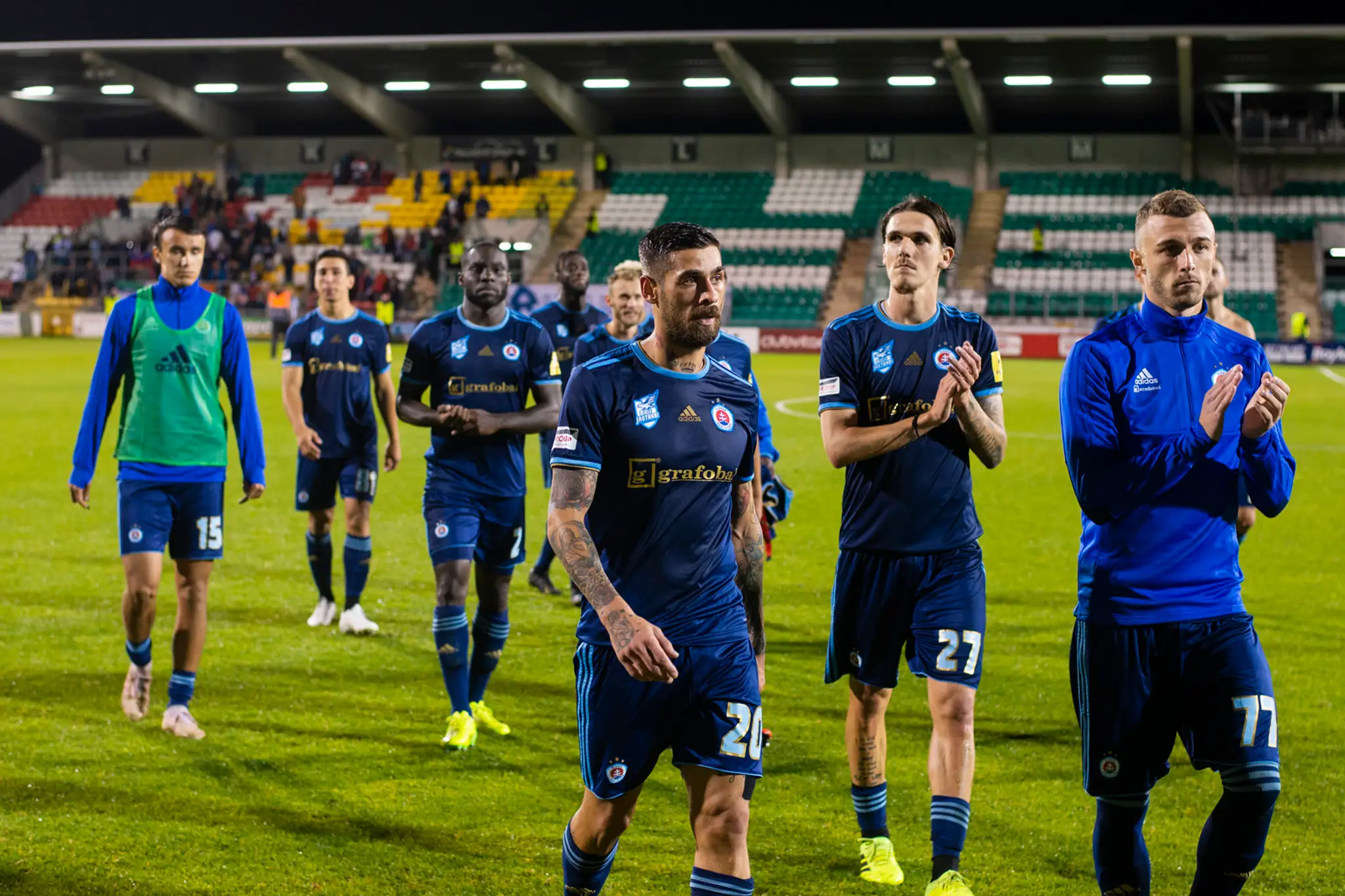 Jurij Medvědev zo Slovana Bratislava reaguje v odvete 3. predkola EL na pôde Dundalku.