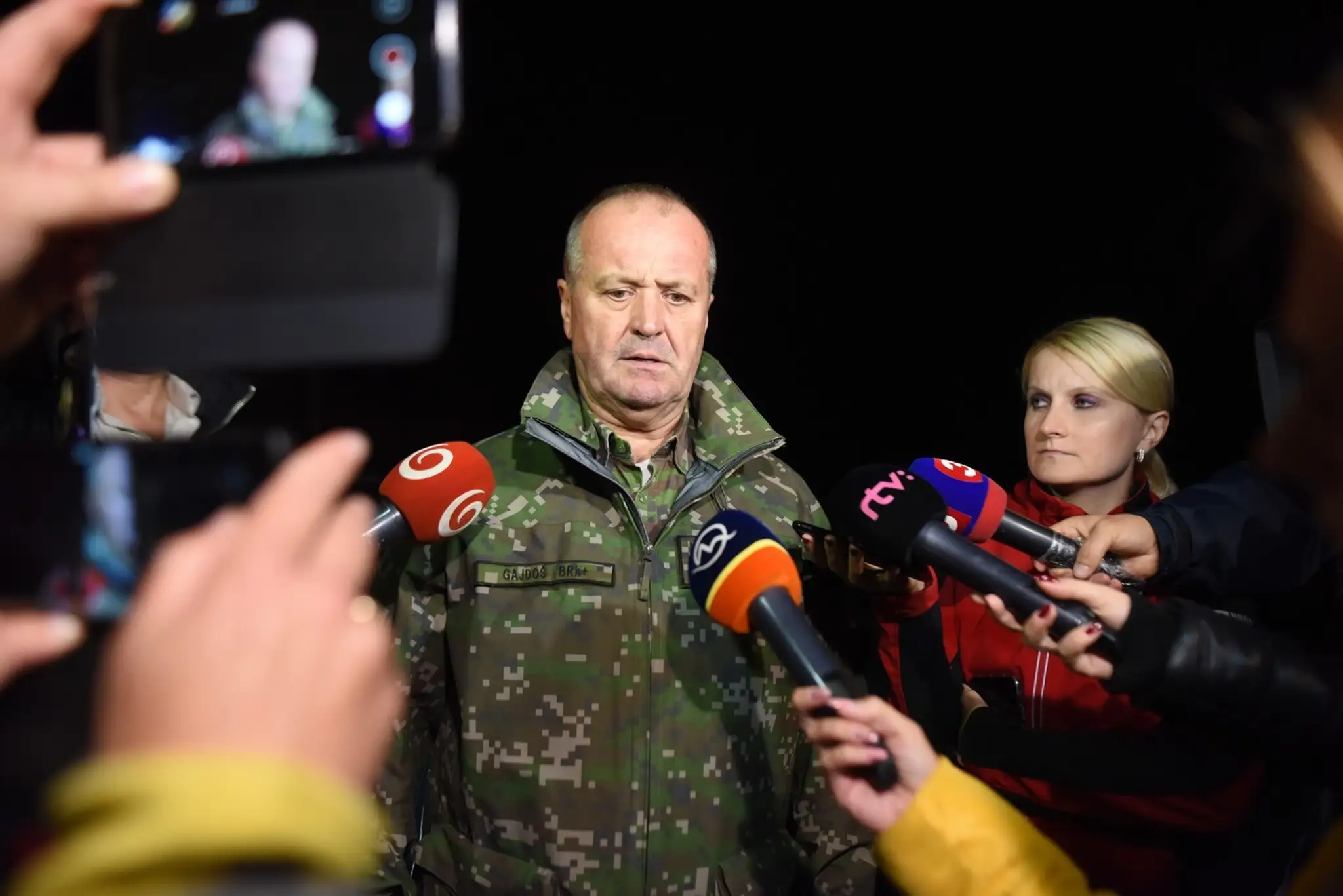 Náčelník štábu Ozbrojených síl SR generálmajor Miroslav Lorinc odpovedá na otázky po páde stíhačky.