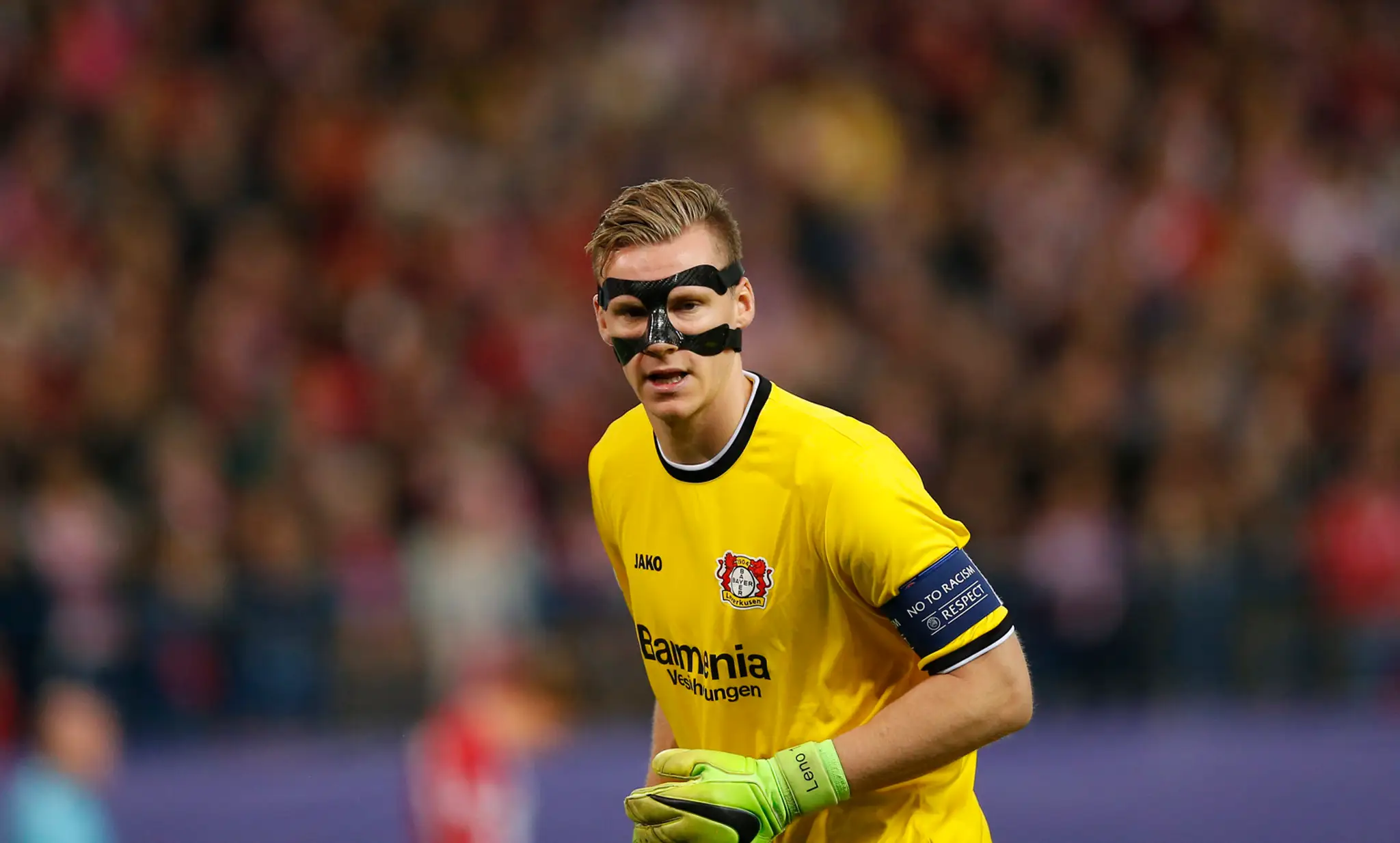 Gólman Leverkusenu Bernd Leno so špeciálnou maskou v odvete osemfinále LM proti Atléticu Madrid.