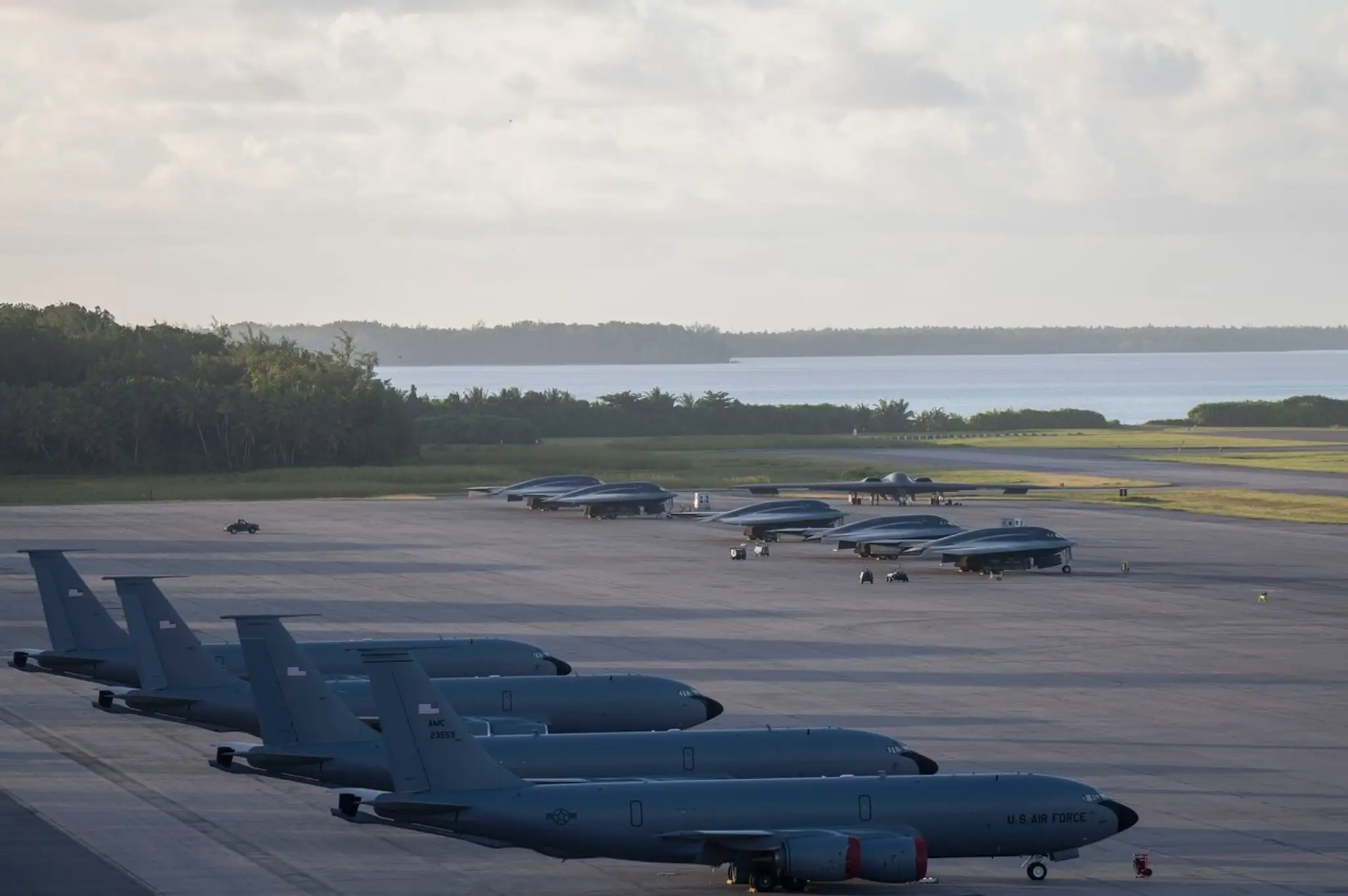 Stealth bombardéry B-2 Spirit a tankovacie lietadlá KC-135 Stratotanker amerických vzdušných síl sú počas bojového nasadenia na základni Diego Garcia umiestnené na letiskovej ploche.