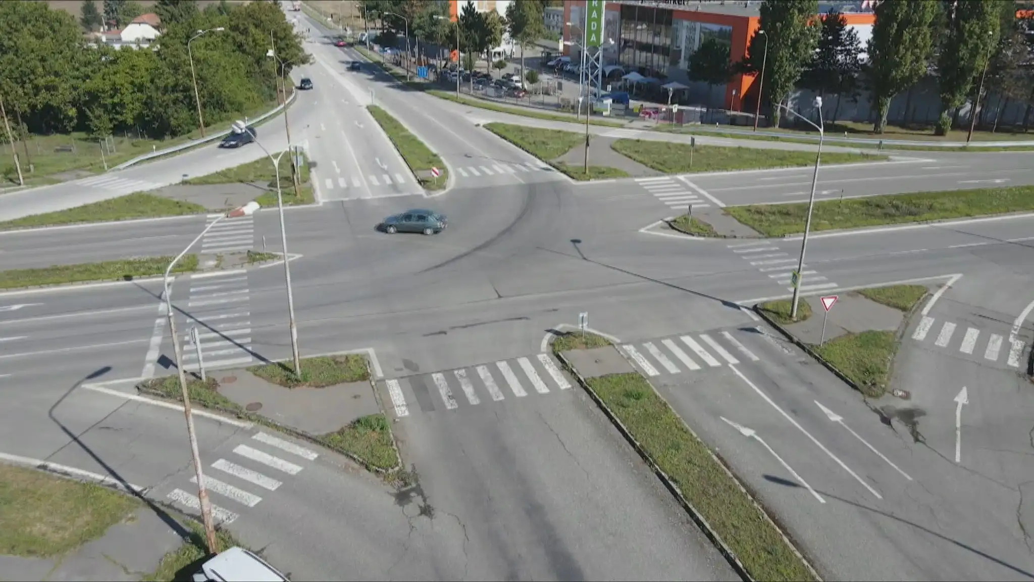 Frekventovaná križovatka v Leviciach