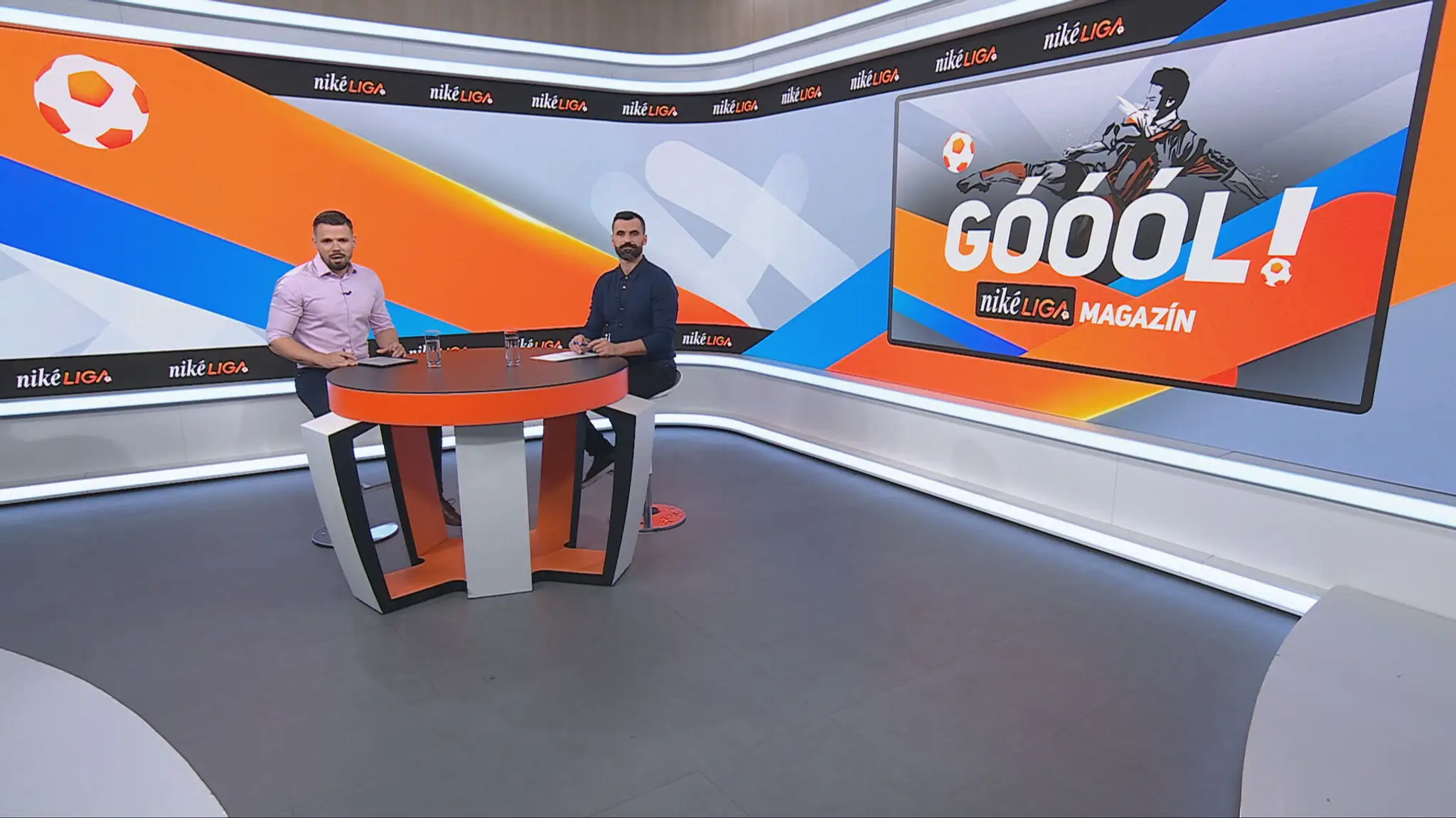 Moderátor Marek Arpáš a futbalový expert Martin Mikulič.