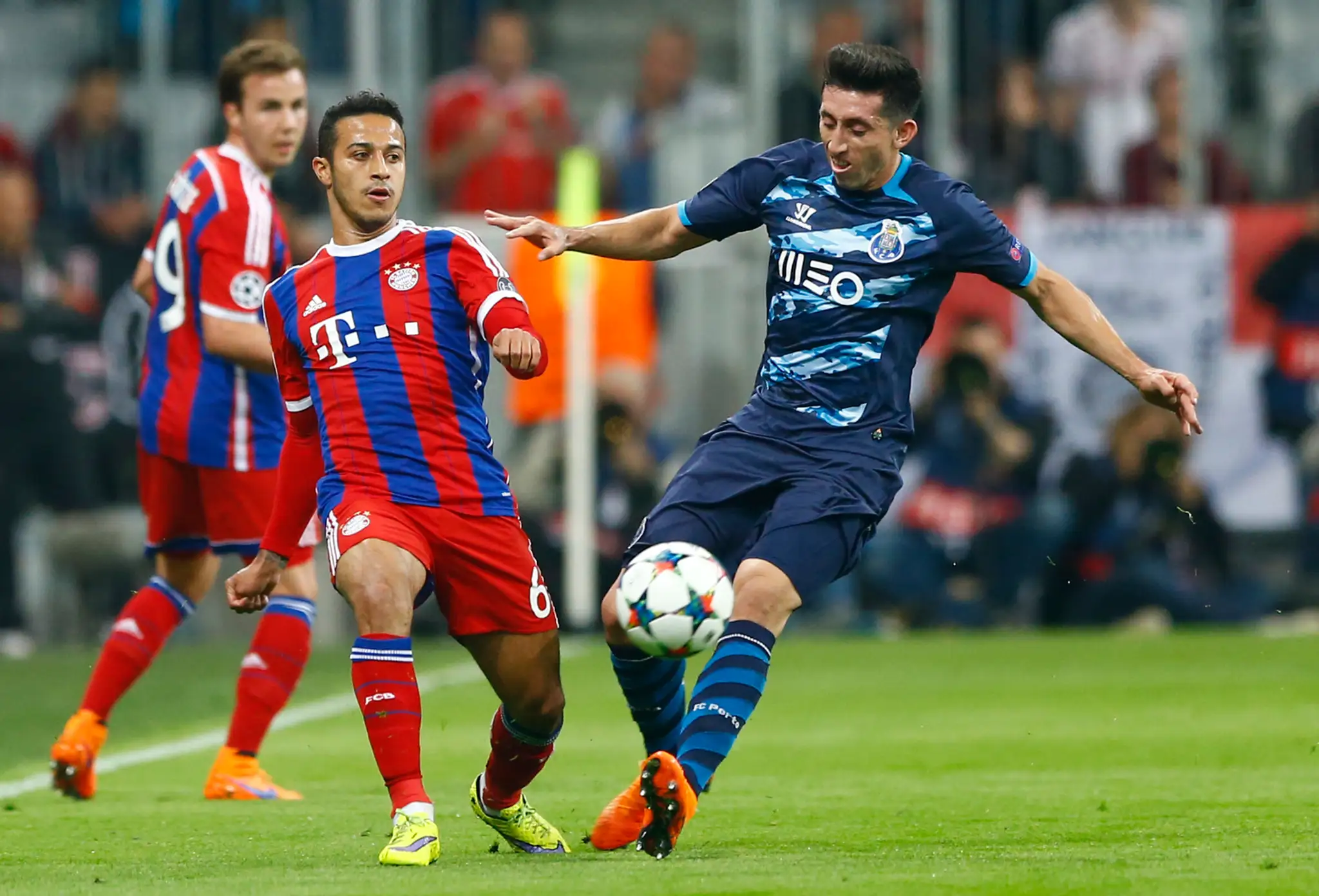 Hráč Bayernu Mníchov Thiago (vľavo) bojuje o loptu s Hectorom Herrerom z FC Porto.