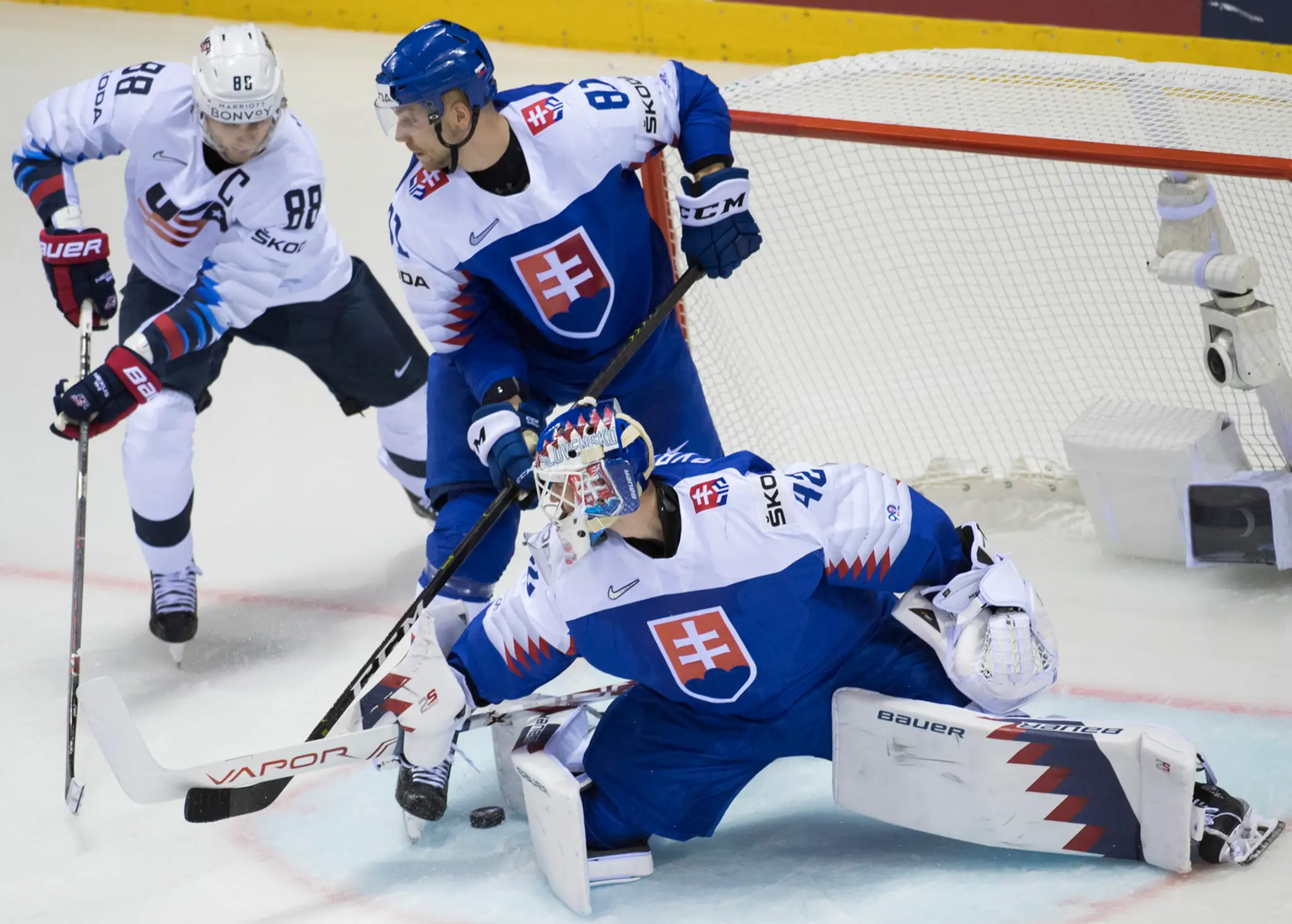 Hore vpravo tréner Craig Ramsay, vľavo asisitent Andrej Podkonický, dole zľava Marián Studenič a Tomáš Zigo v zápase MS 2019 s U