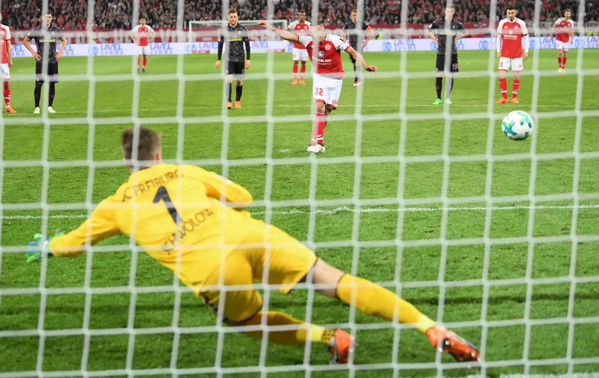 Pablo de Blasis z Mainzu prekonáva gólmana Freiburgu Alexandra Schwolova v zápase nemeckej ligy.