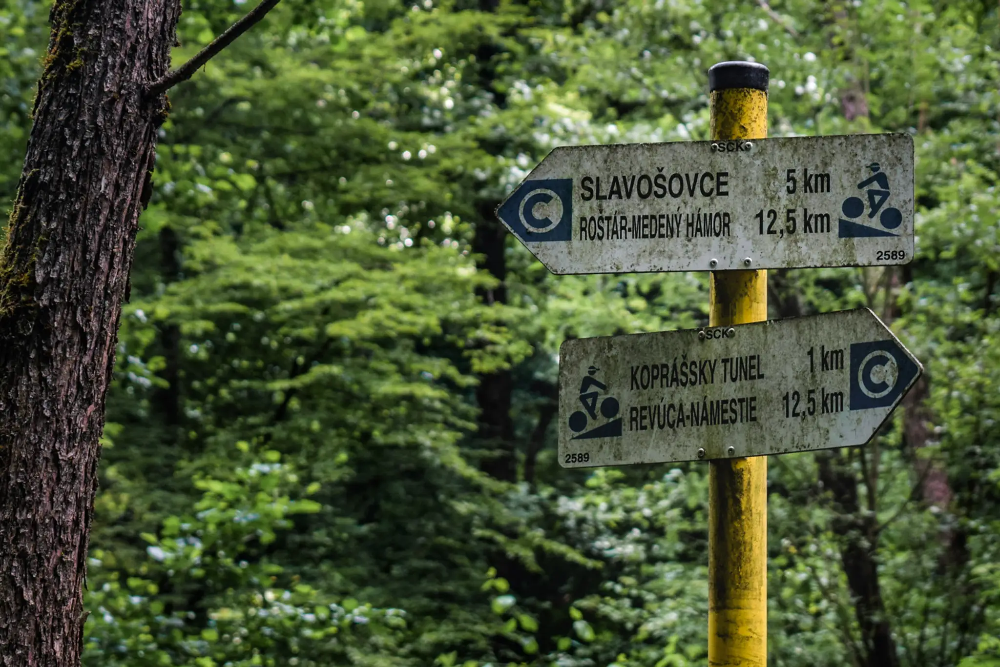 Turistické tabuľky ukazujúce smer k tunelom