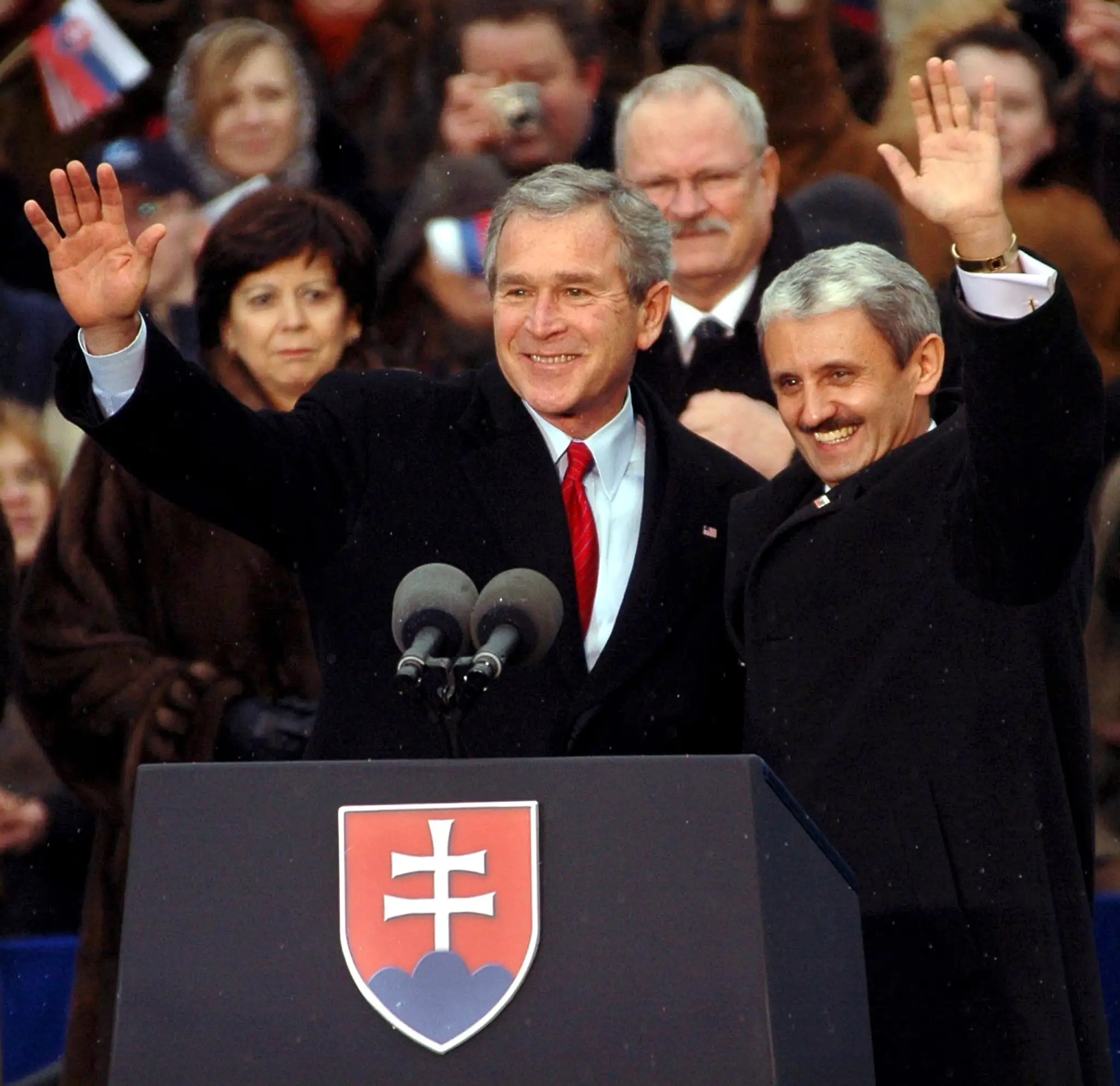 Na archívnej snímke z 24. februára 2005 vtedajší prezident USA George W. Bush (vľavo) a vtedajší slovenský premiér Mikuláš Dzurinda pred prejavom Busha k zhromaždeniu občanov na Hviezdoslavovom námestí v Bratislave.