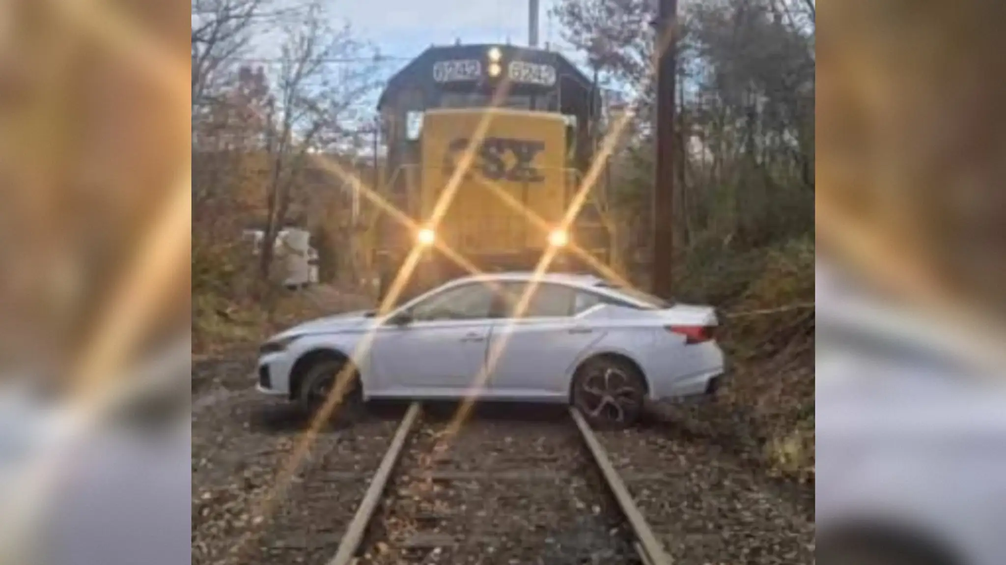 Vlak tlačil auto s dôchodkyňou stovky metrov.