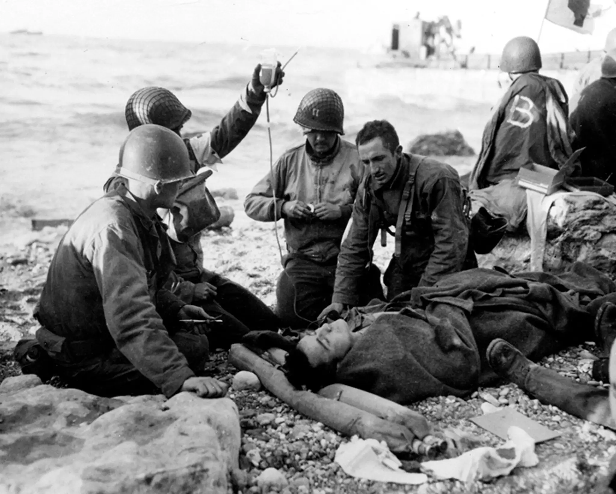 Na snímke zo 6. júna 1944 sú americkí parašutisti pred zoskokom nad Normandiou v Deň D. 