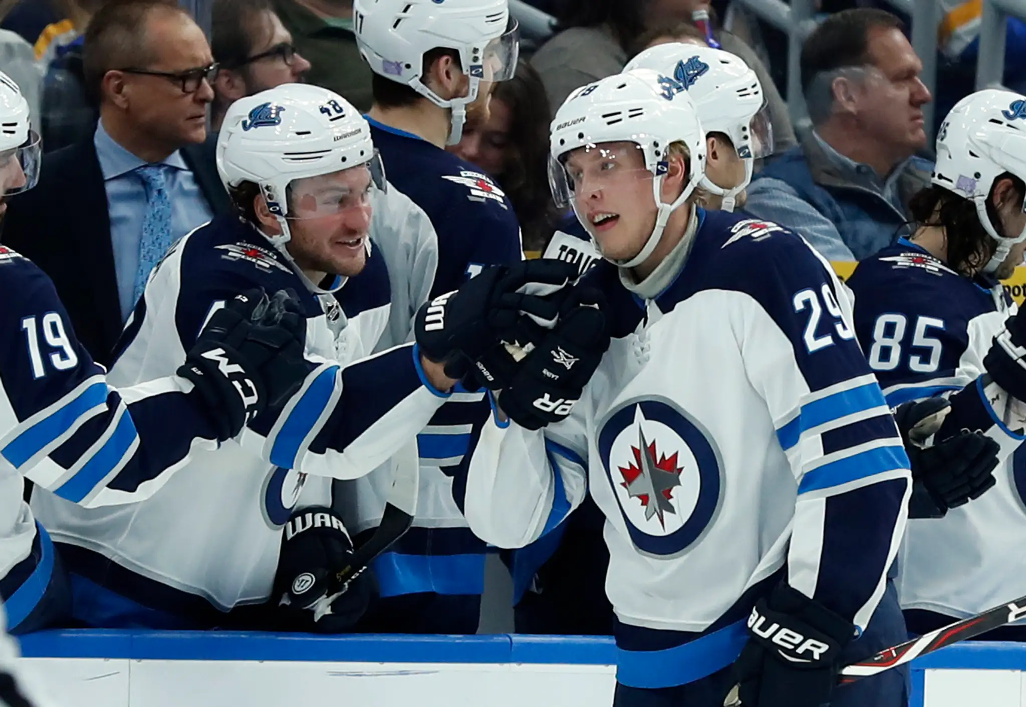 Hokejista Winnipegu Jets Patrik Laine z Fínska sa teší so spoluhráčmi po strelení gólu
