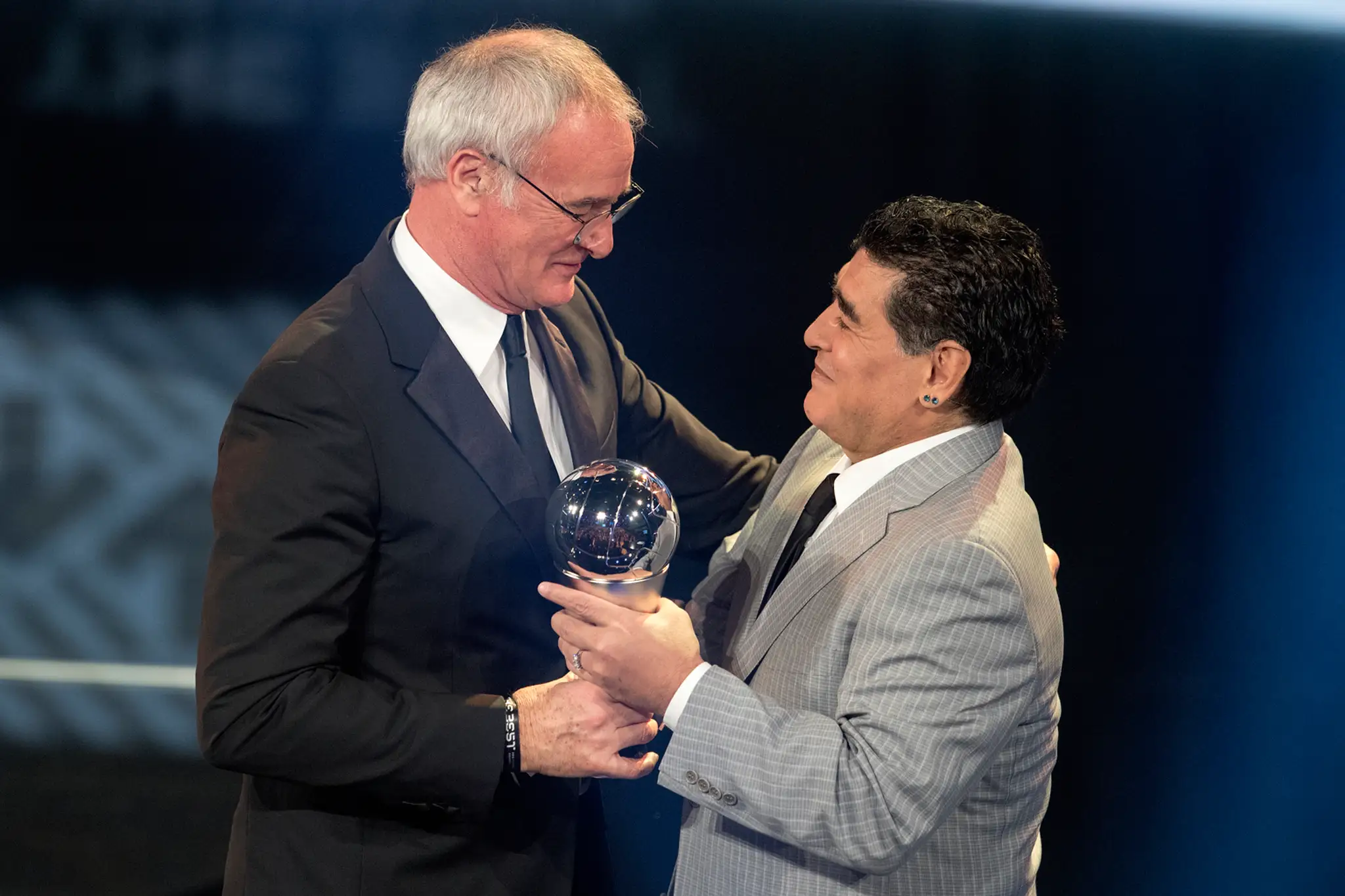 Diego Maradona (vpravo) odovzdáva cenu Claudiovi Ranierimu.