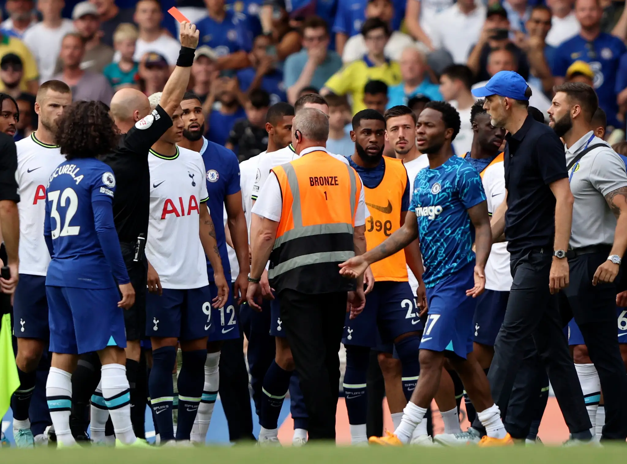 Rozhodca Anthony Taylor ukončuje šarvátku medzi koučom Chelsea Thomasom Tuchelom s náprotivkom z Tottenhamu Antoniom Contem.
