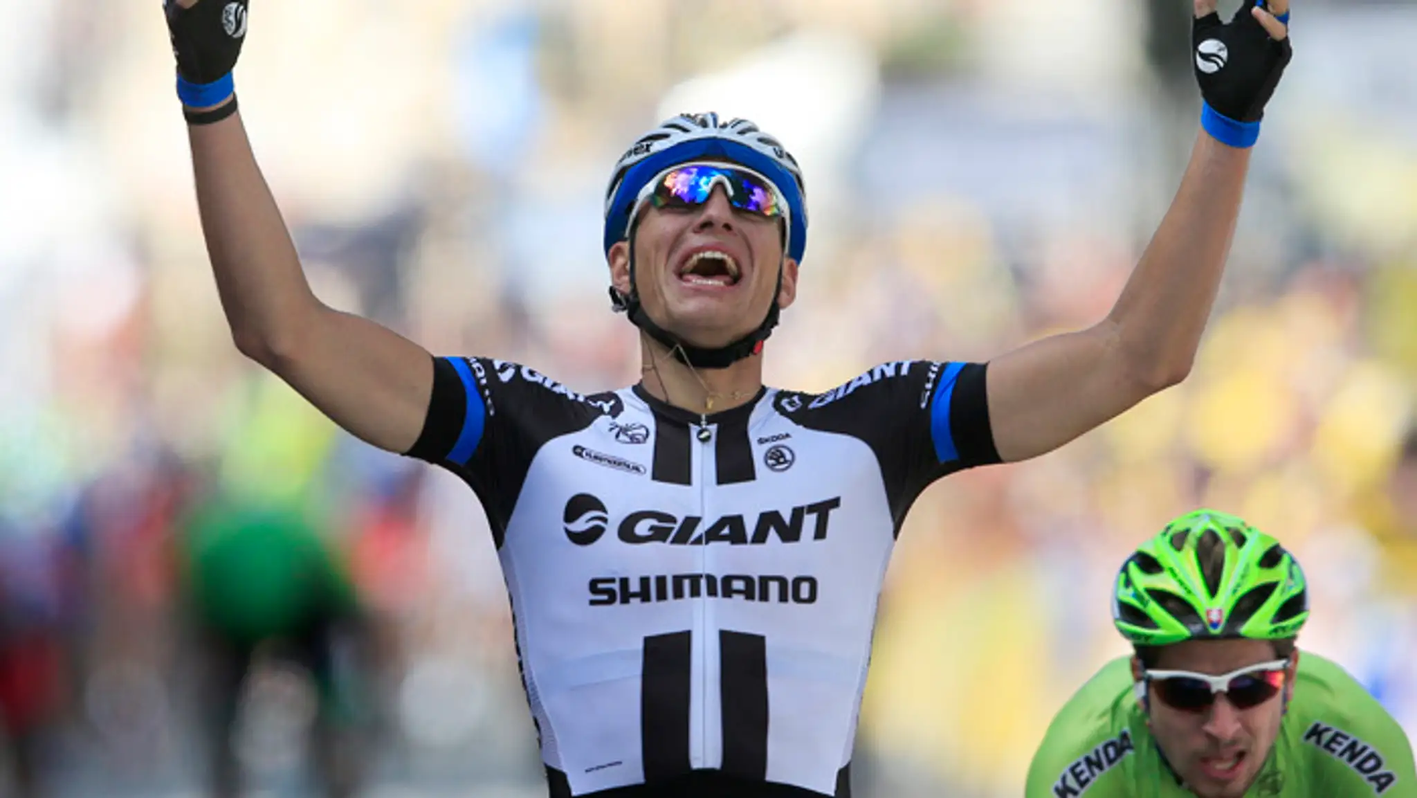 Nemecký cyklista Marcel Kittel víťazí pred Petrom Saganom na TdF 5. júla 2014.