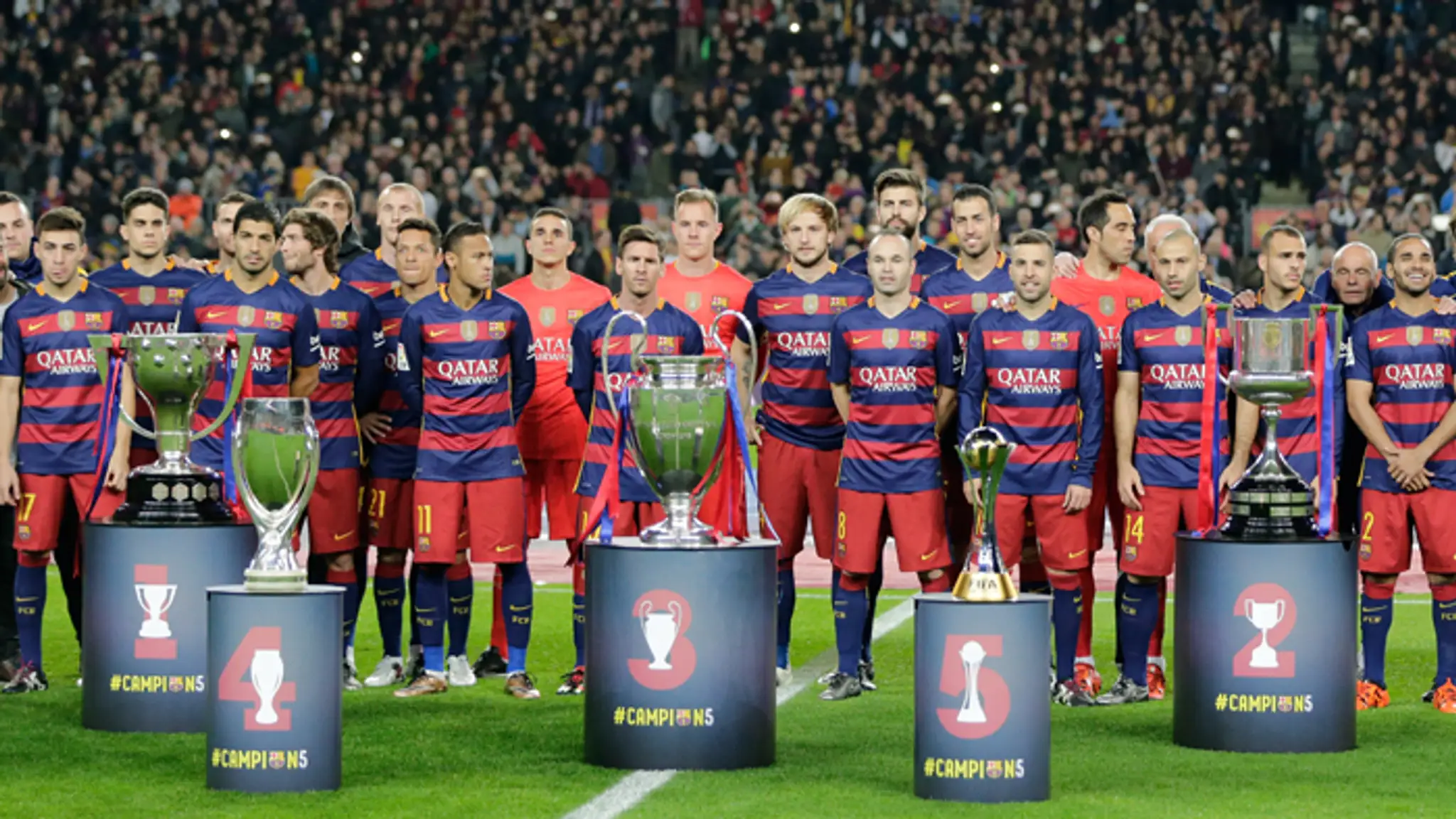 Hráči FC Barcelona s víťaznými trofejami 2015 – španielska liga i pohár, LM, európsky Superpohár a MS klubov.