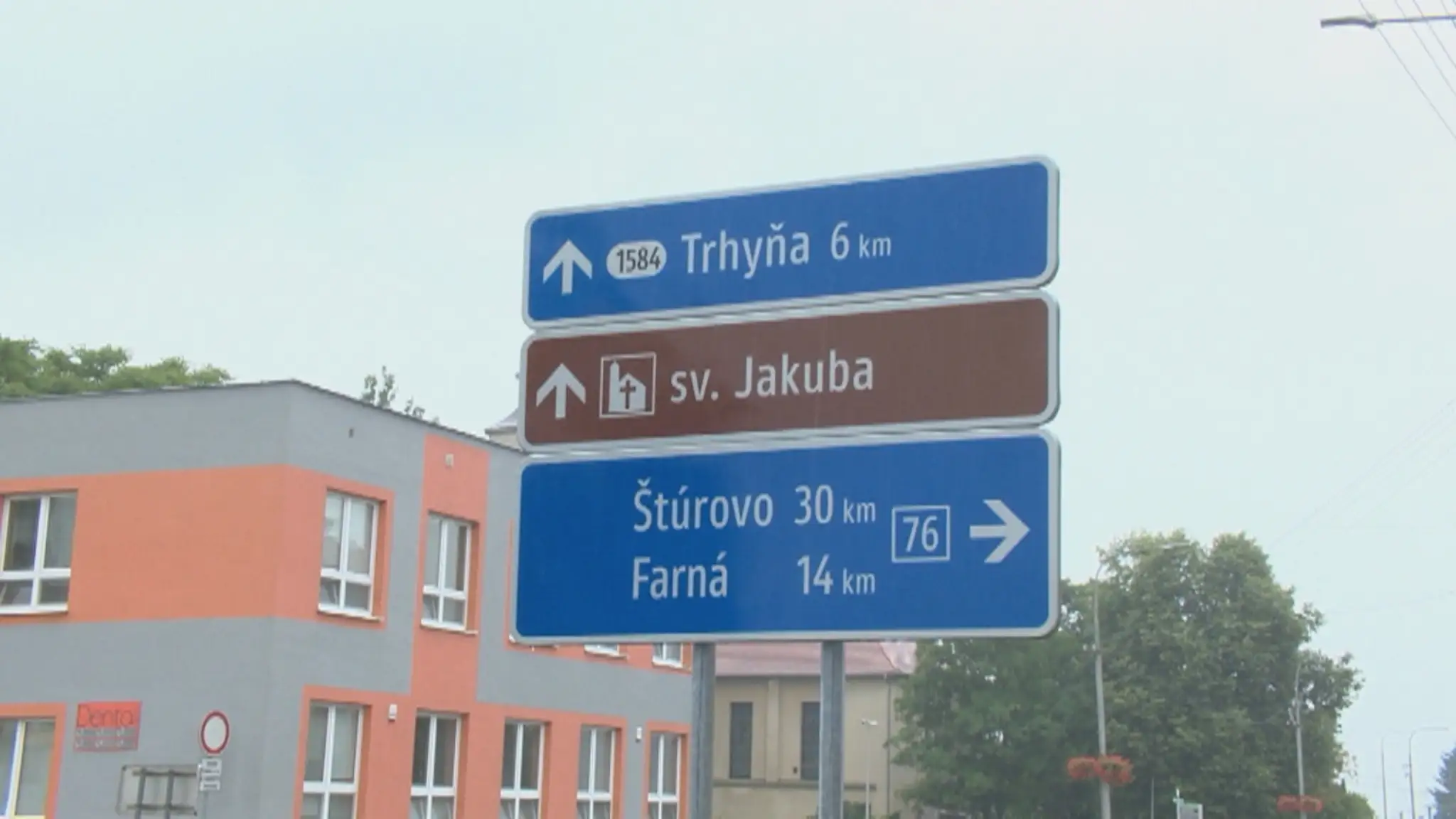 Nezmyselná tabuľa v Želiezovciach.