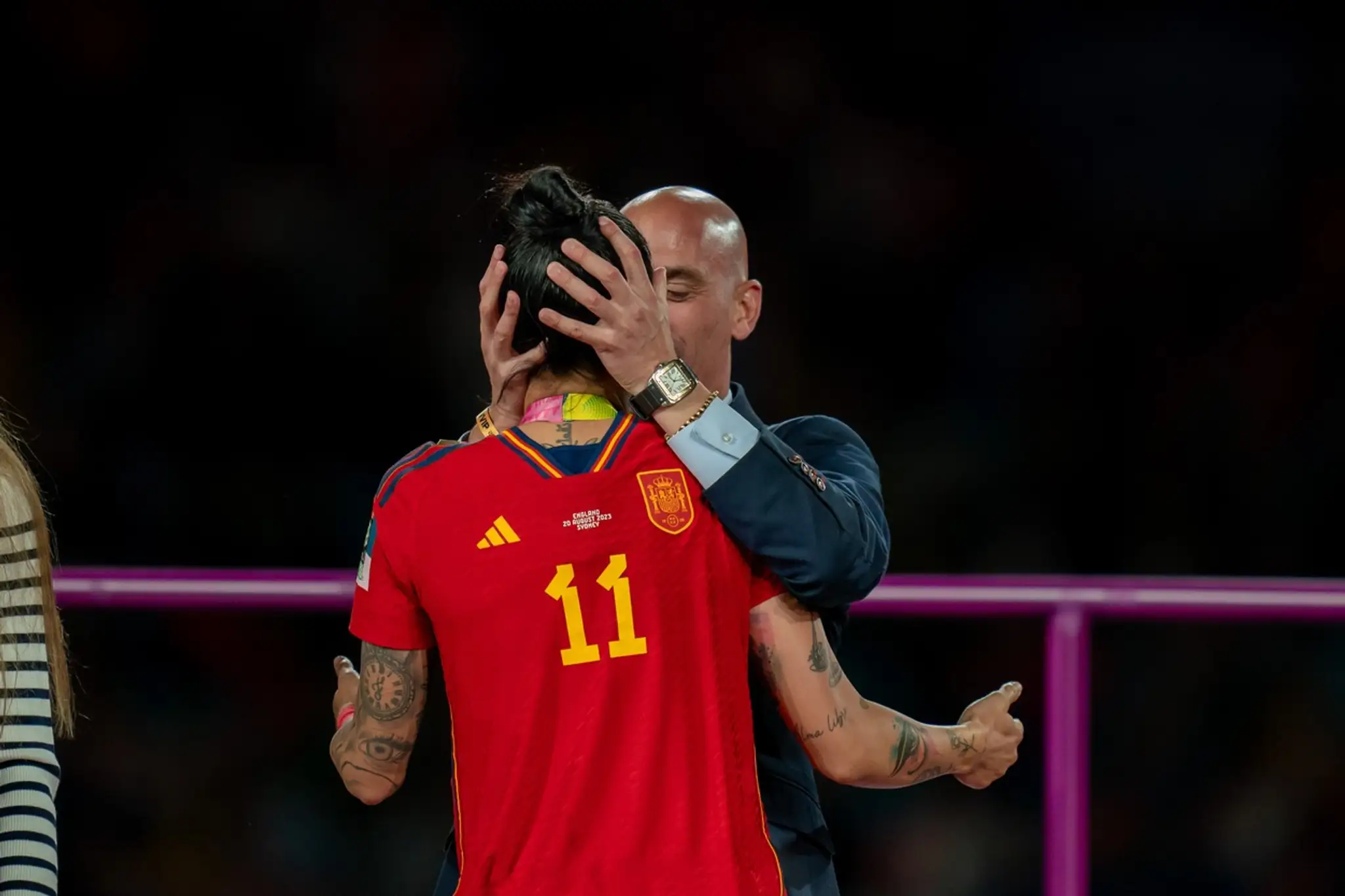 Luis Rubiales pobozkal po víťaznom zápase futbalistku Jennifer Hermosovú.