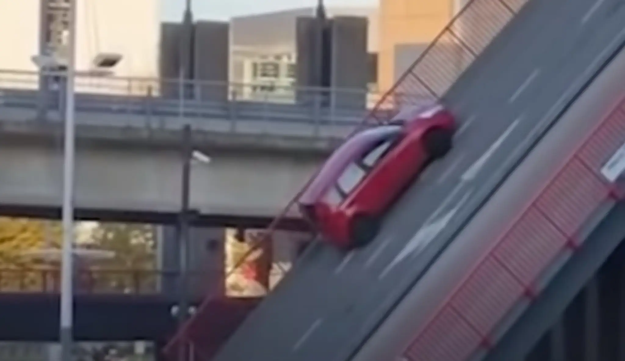 Auto s belgickou rodinou sa šmýka dole zo zdvíhacieho mosta.