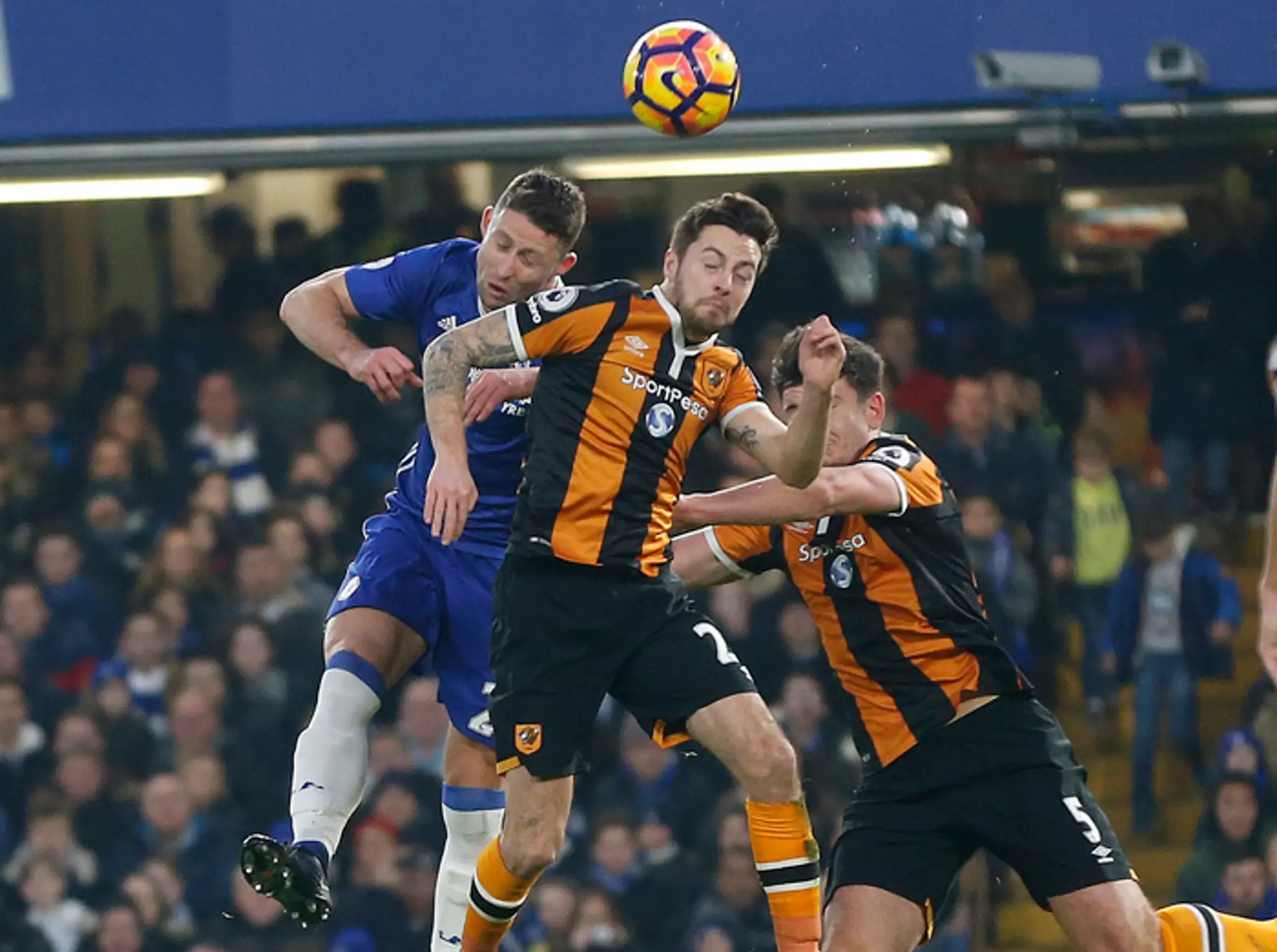 Gary Cahill (FC Chelsea) v súboji o loptu s Ryanom Mason (vpravo), po ktorom mal hráč Hull City zlomenú lebku.