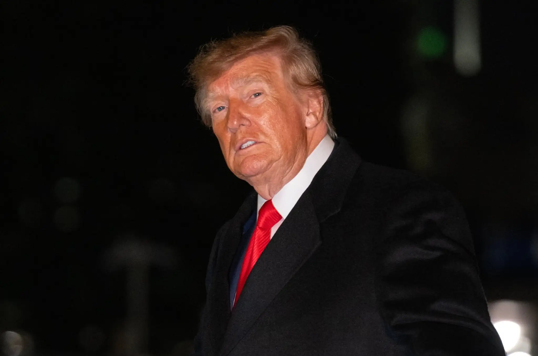 Donald Trump priznal, že sa líči sám.