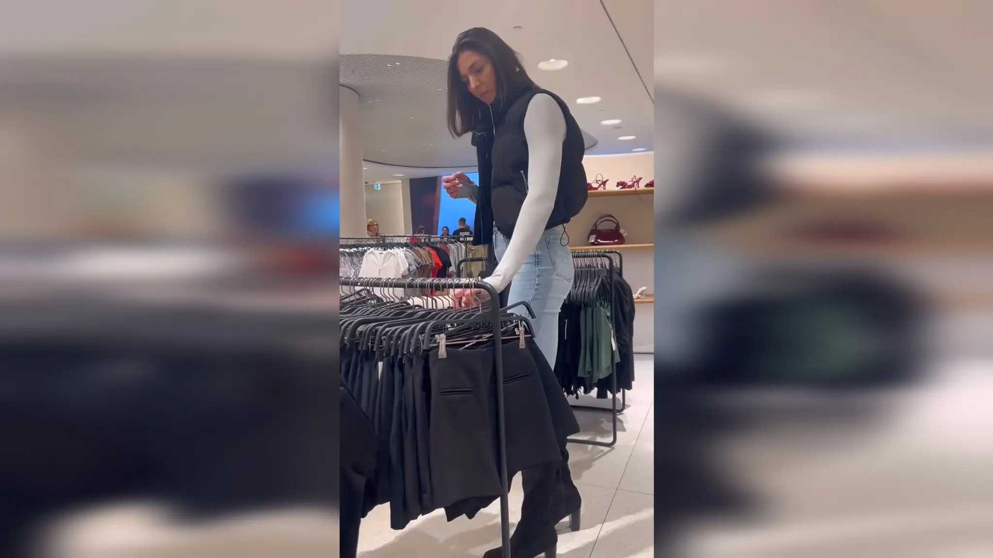 Bronislava Mareková v obchode s oblečením