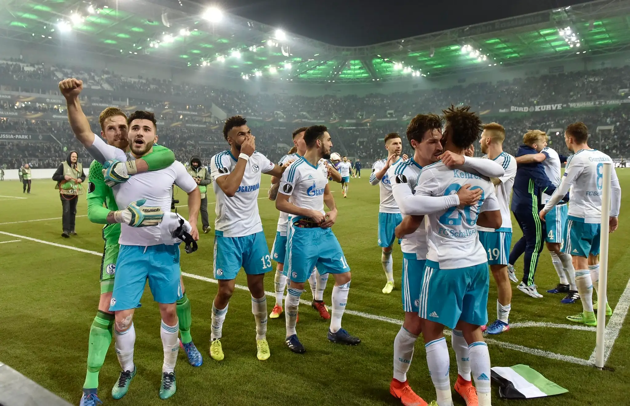 Nadšenie hráčov Schalke po postupe do štvrťfinále EL cez Borussiu Mönchengladbach.