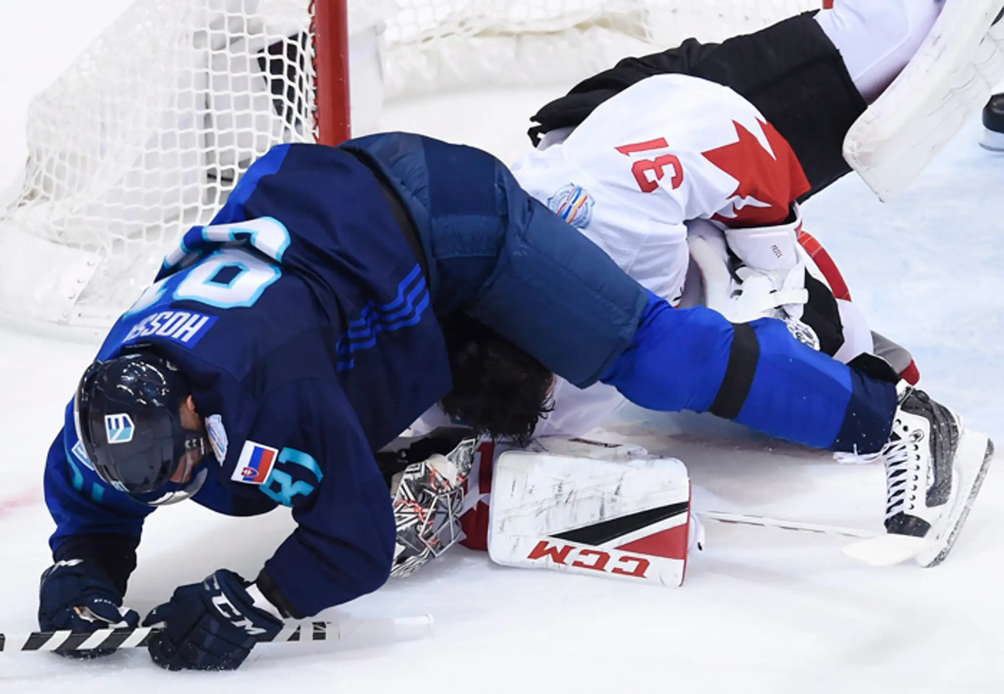 Marian Hossa (Tím Európa) a kanadský brankár Carey Price v 2. finálovom zápase SP.