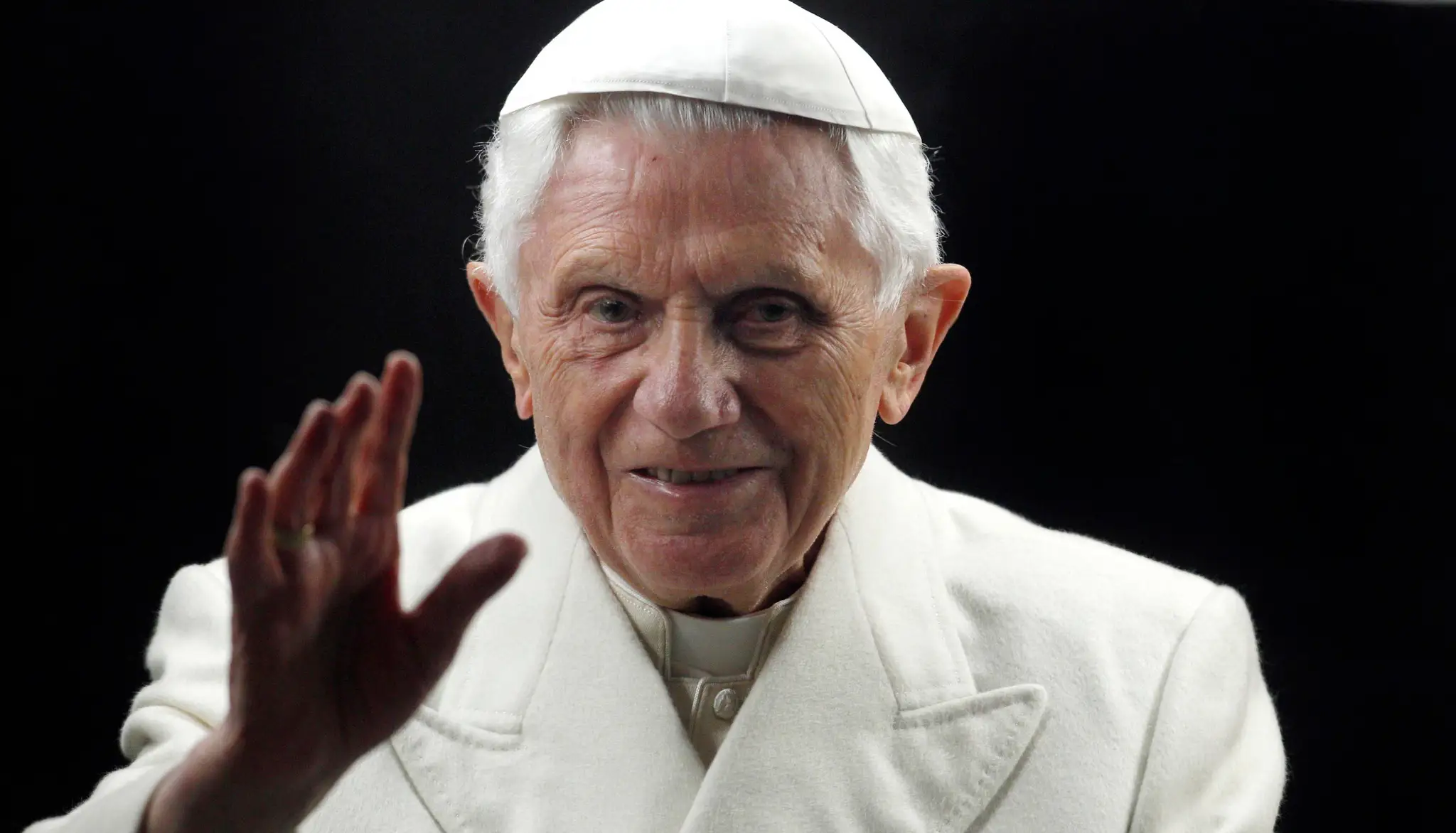 Na archívnej snímke z 31. decembra 2011 pápež Benedikt XVI. máva veriacim, keď prichádza na Námestie sv. Petra vo Vatikáne.