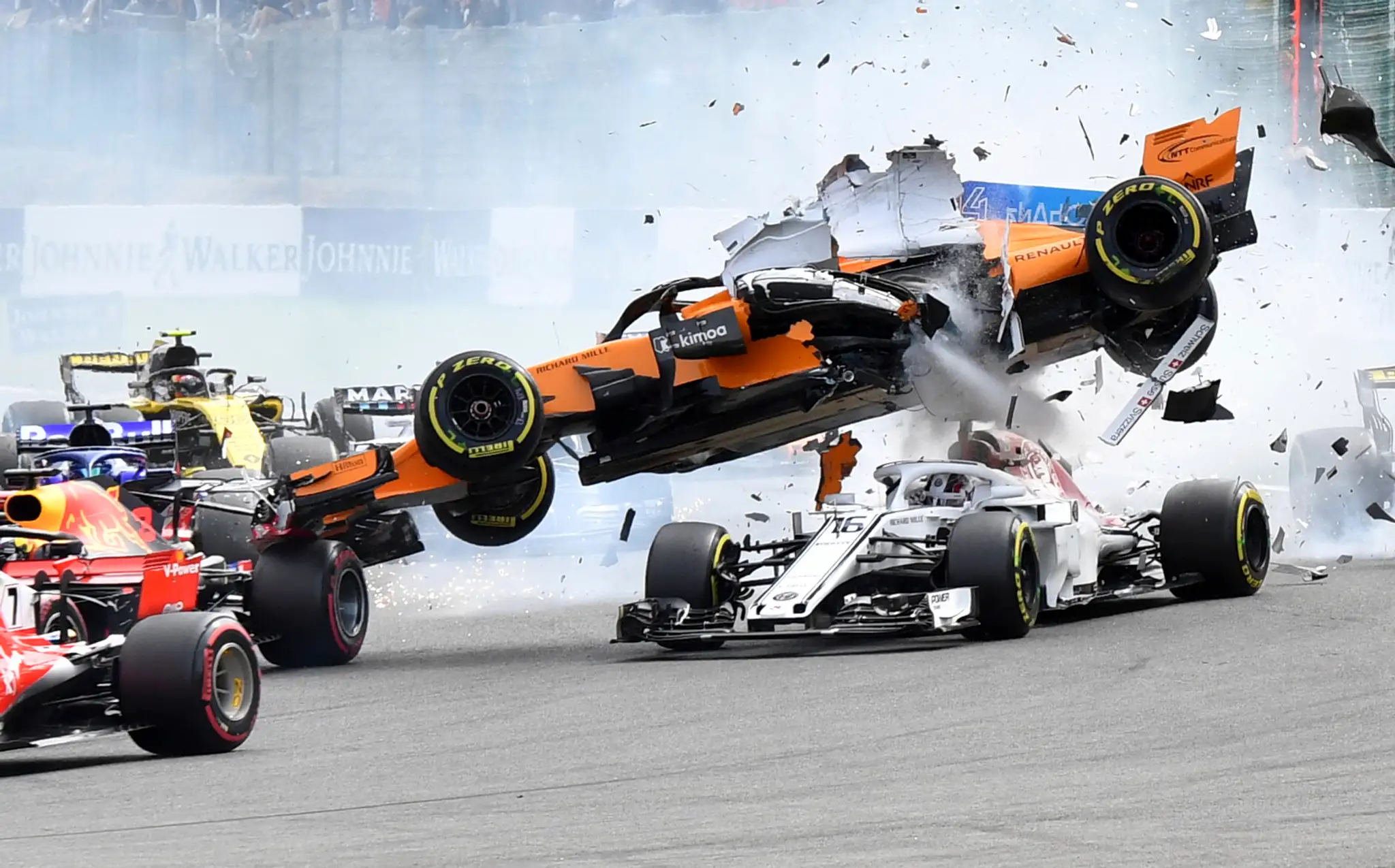 Kolízia pilotov F1 na VC Belgicka - hore Fernando Alonso letí cez kokpit Charlesa Leclerca.