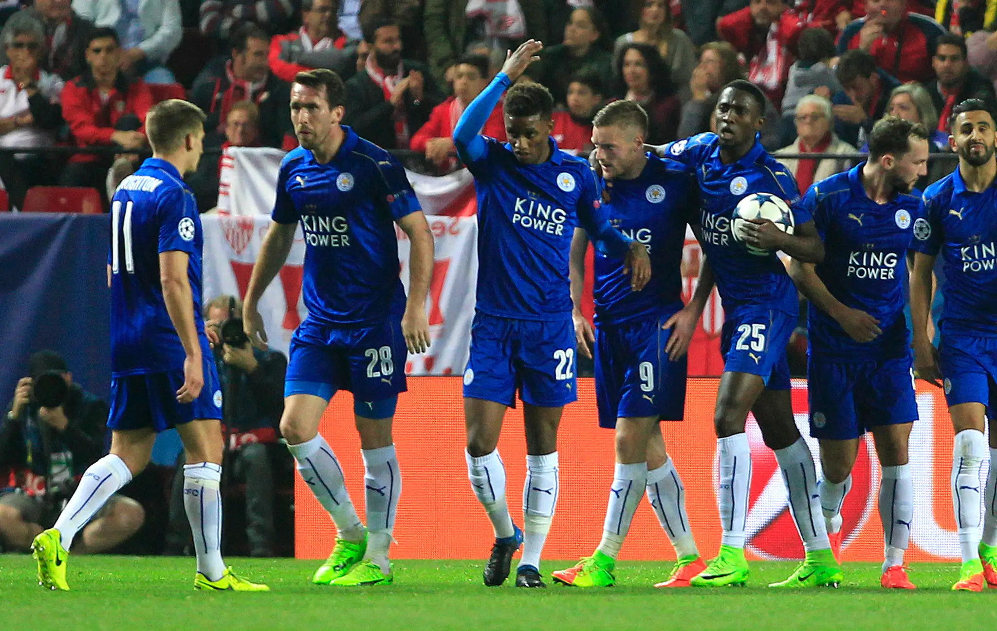 Radosť hráčov Leicestru po góle proti Seville v osemfinále LM.