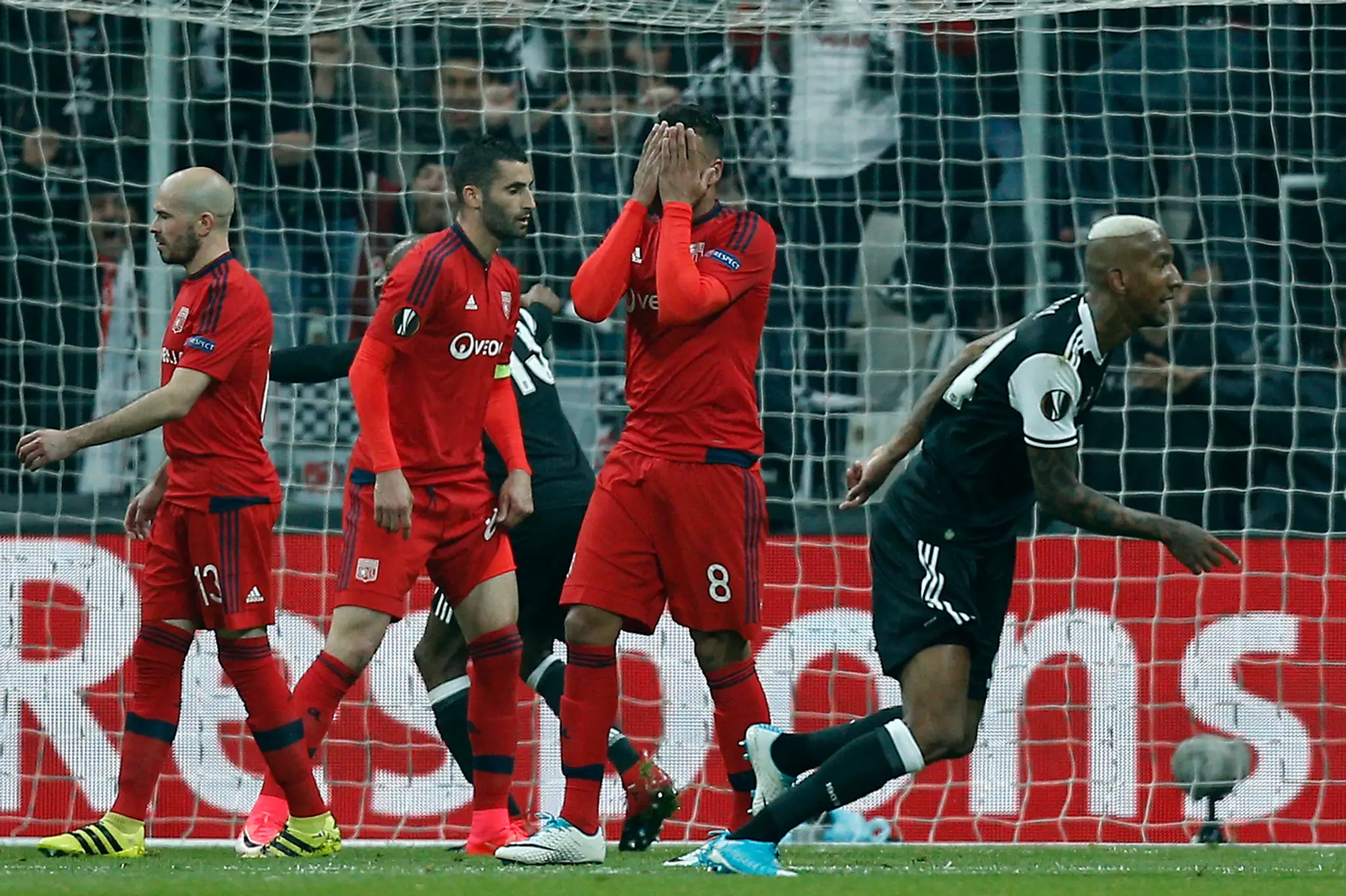 Talisca (vpravo) z Besiktasu oslavuje gól v odvete štvrťfinále EL proti Lyonu.