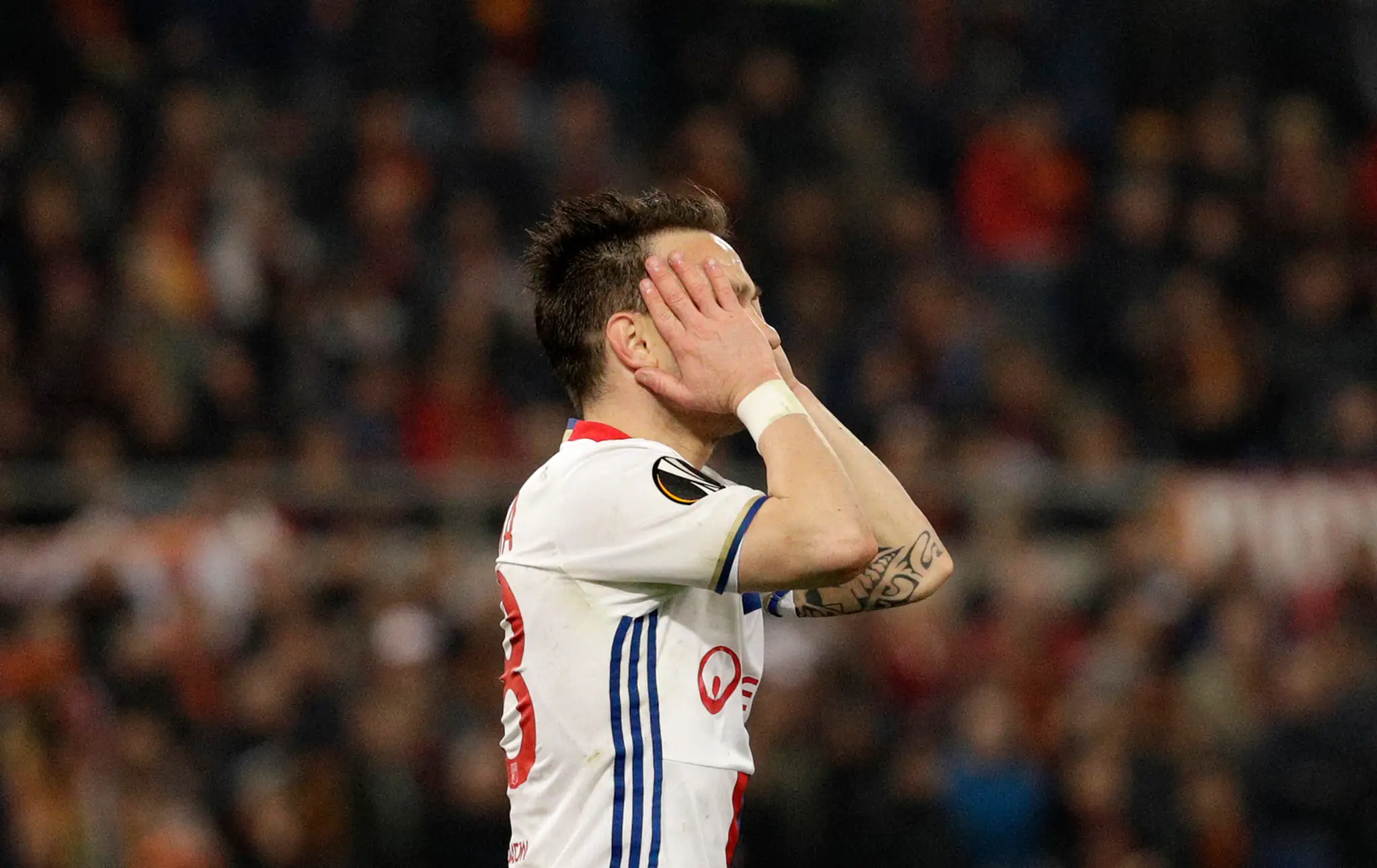 Mathieu Valbuena z Lyonu sa chytá za hlavu v odvete osemfinále EL proti AS Rím.