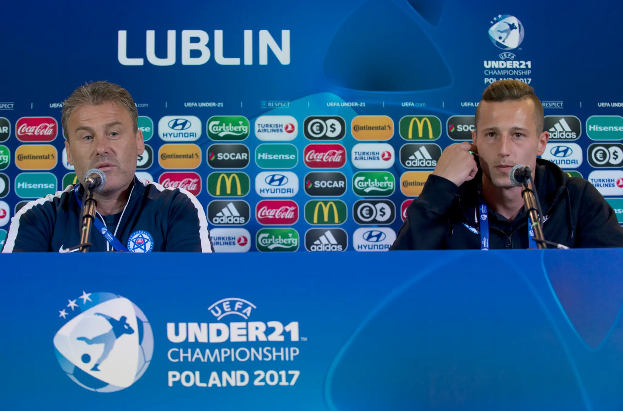 Na snímke vľavo tréner SR U21 Pavel Hapal a vpravo kapitán tímu Adam Zreľák.
