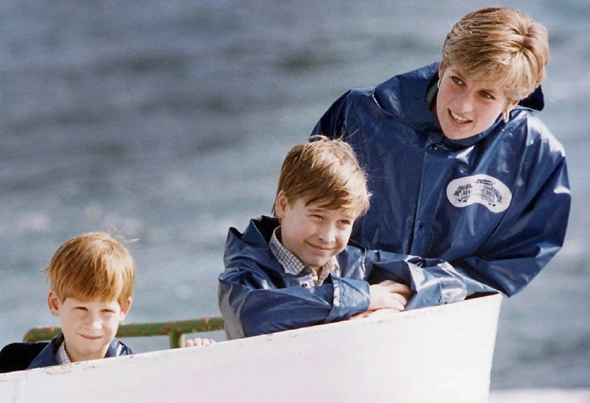 Princ William (v strede) vedľa brata Harryho a princeznej Diany na archívnej snímke z roku 1991. 